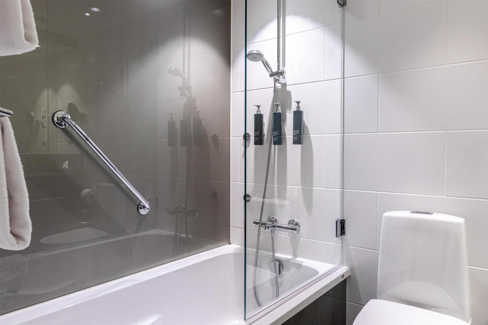 Suite mit Kingsize-Bett und Meerblick