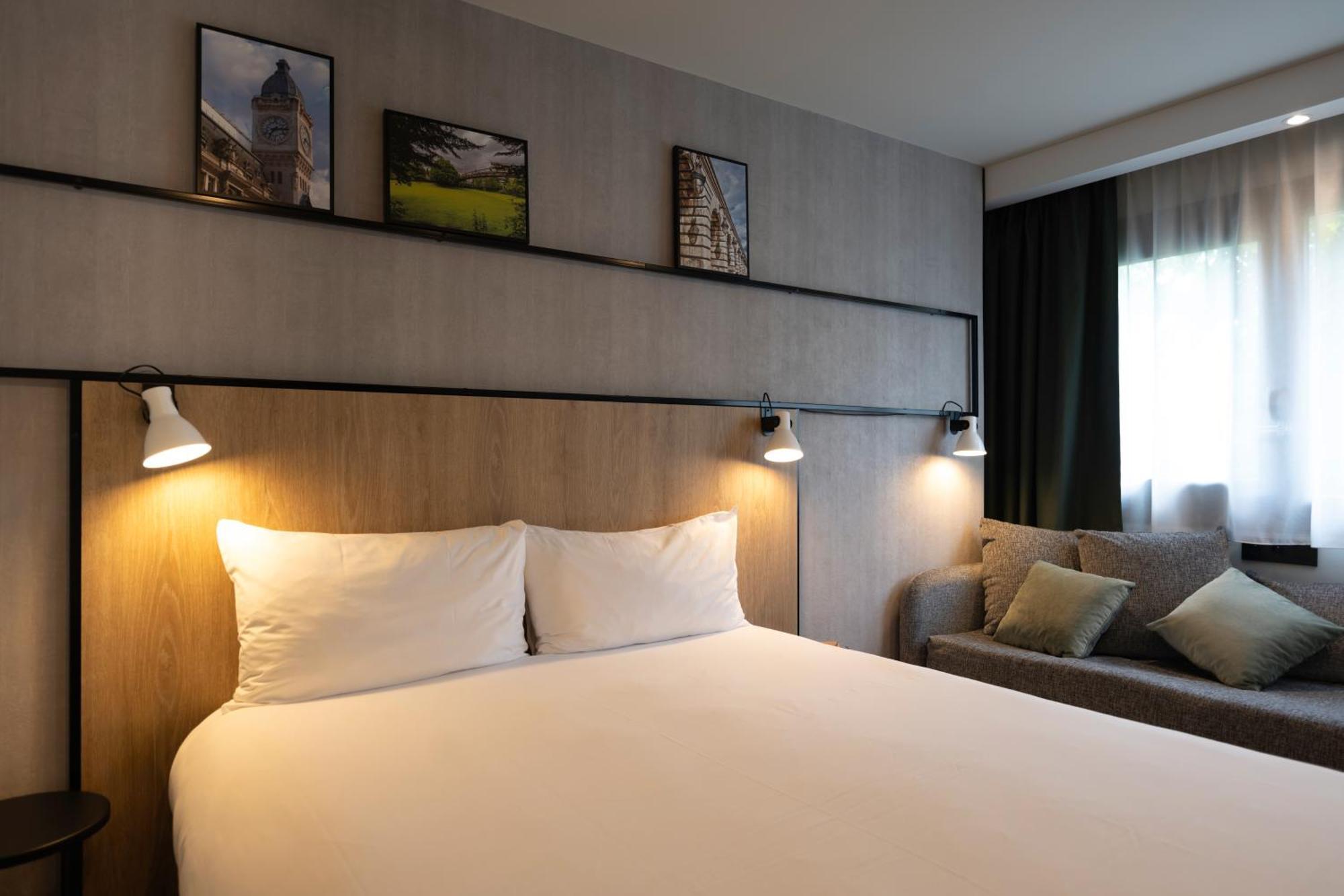Dreibettzimmer mit 1 Doppelbett und 1 Schlafsofa