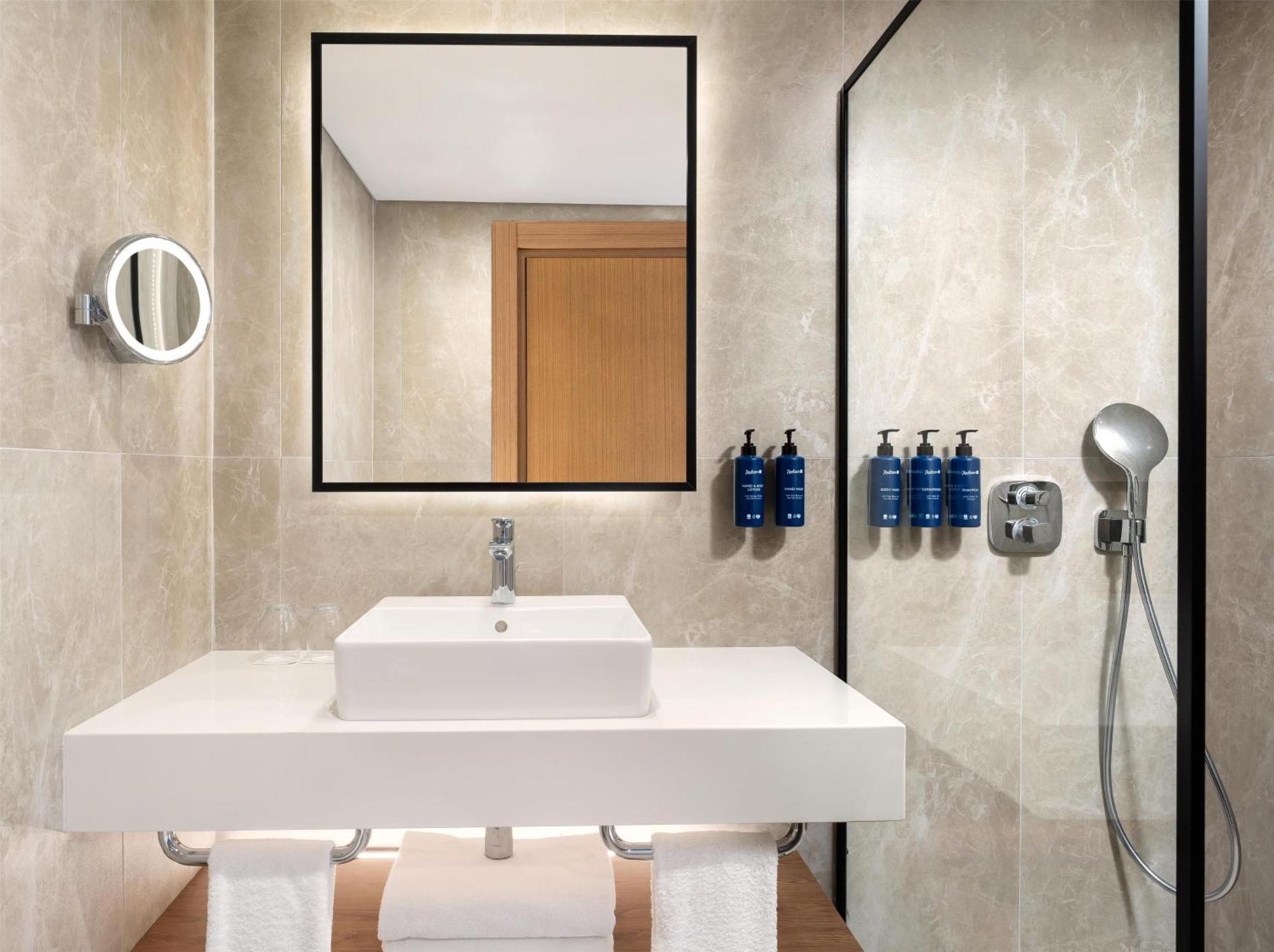 Junior Suite mit Balkon und Poolblick