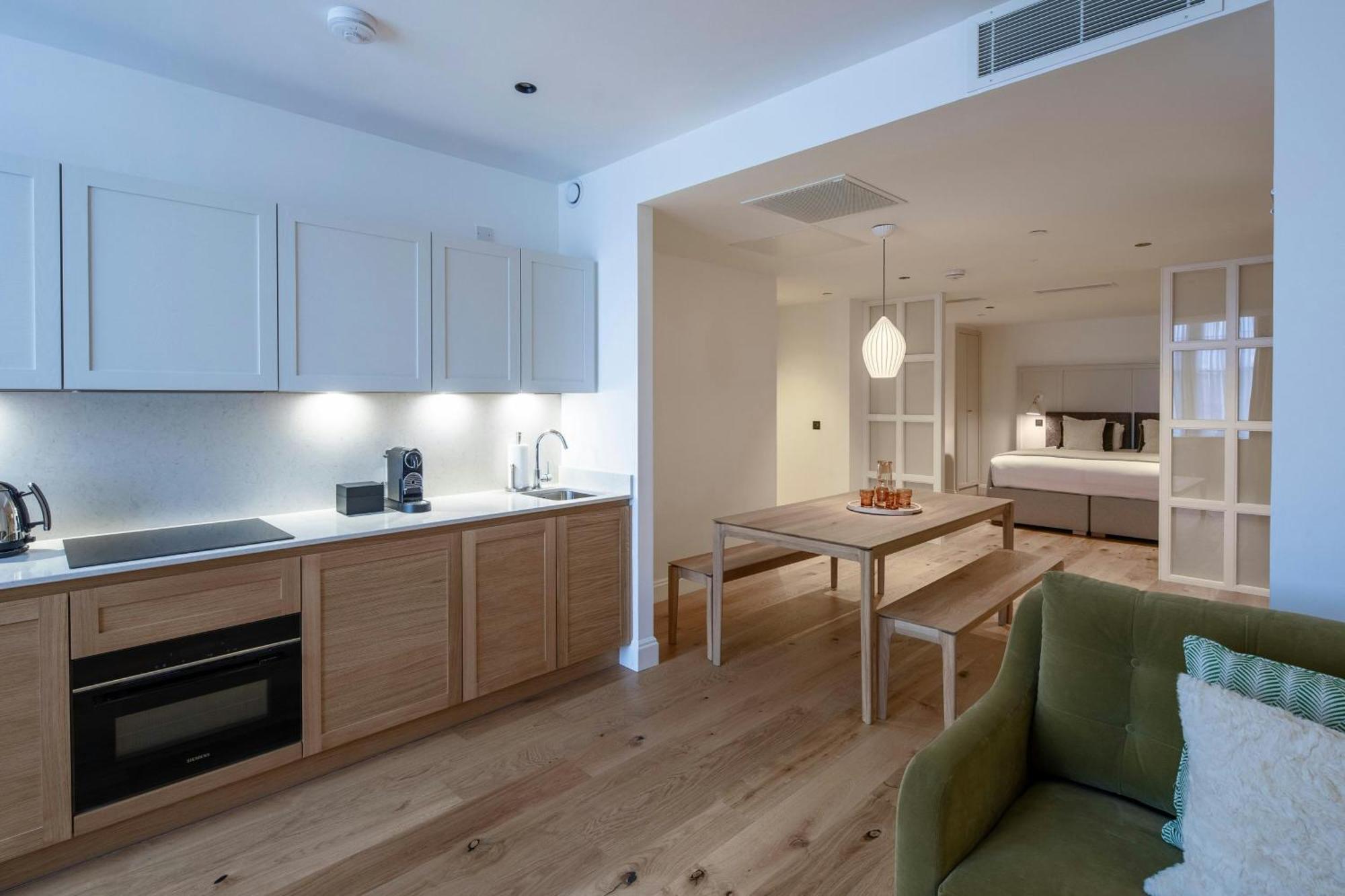 Suite mit 1 Schlafzimmer, Kingsize-Bett, Schlafsofa und Stadtblick