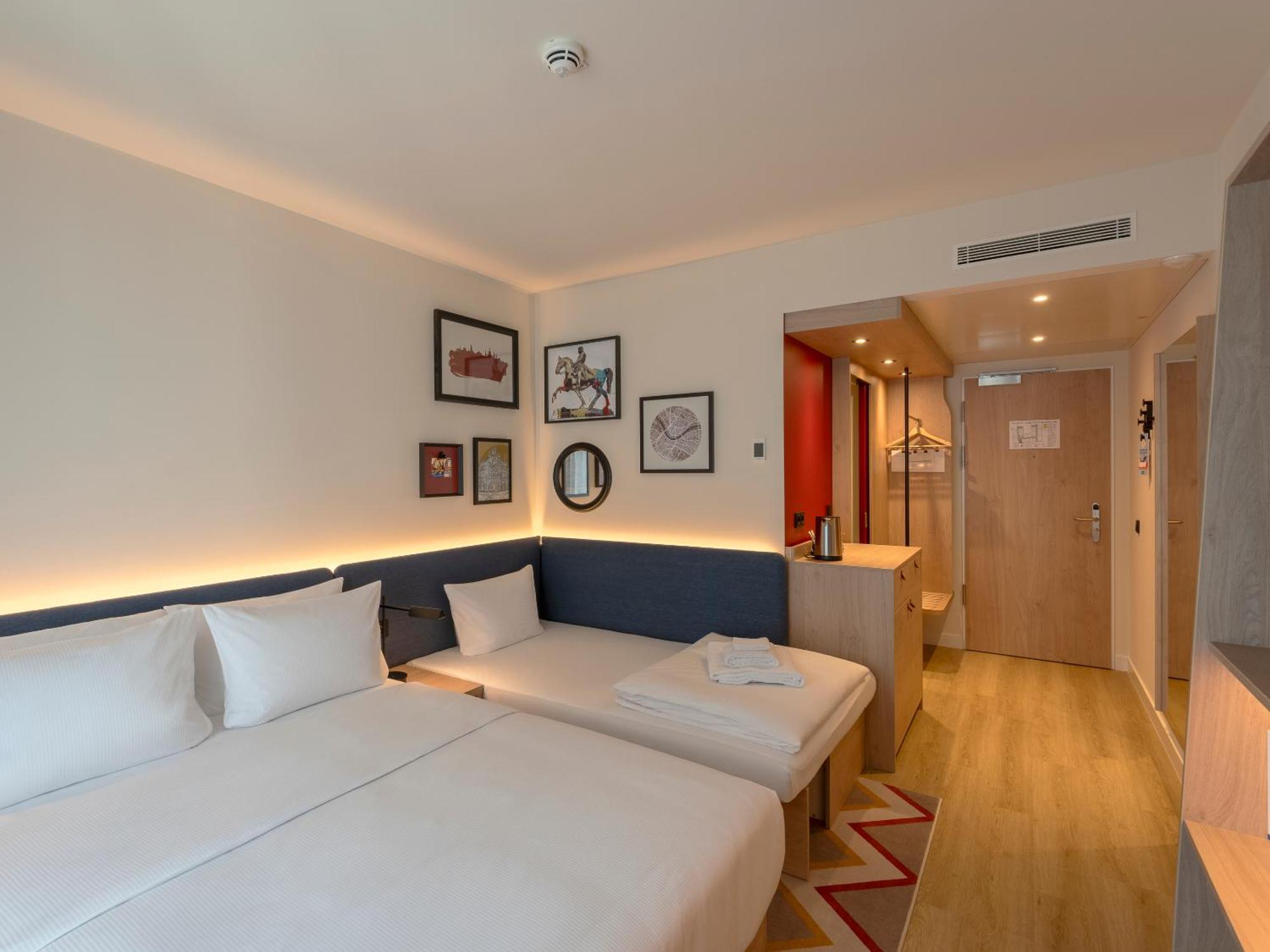 Zimmer mit Queensize-Bett und Schlafsofa