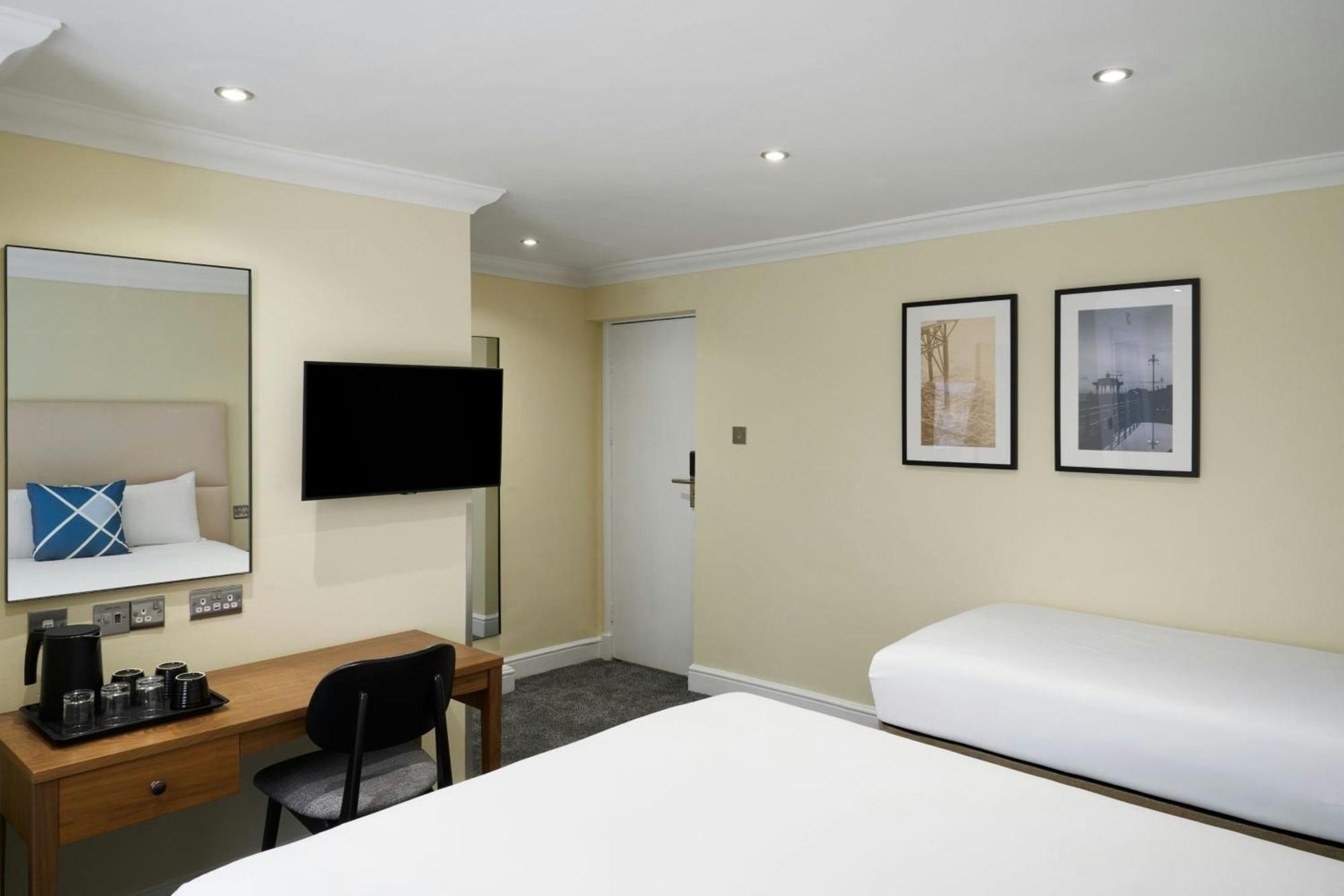 Dreibettzimmer mit Doppelbett und Einzelbett