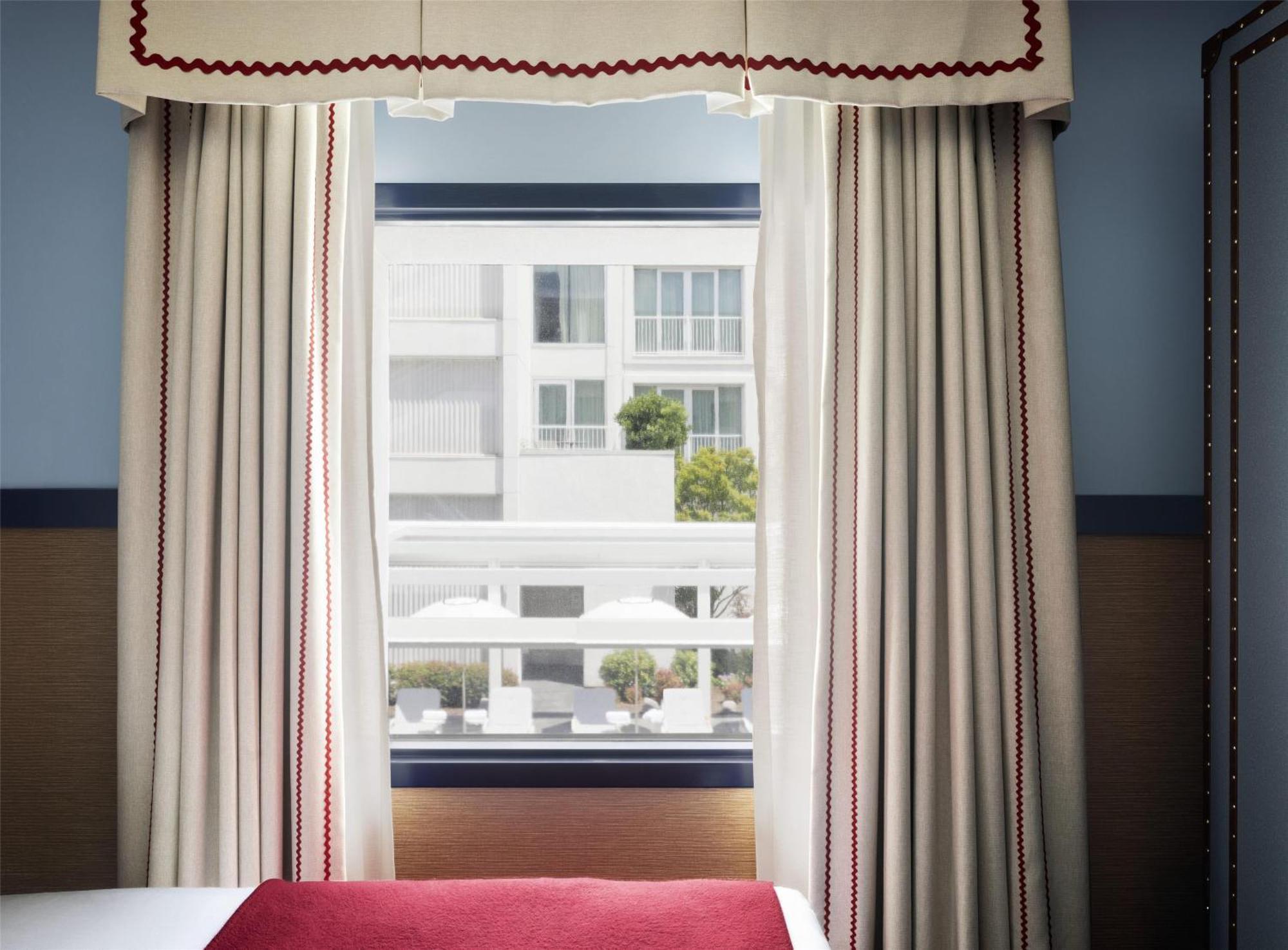 Graduate King Room Pool View Hearing Accessible