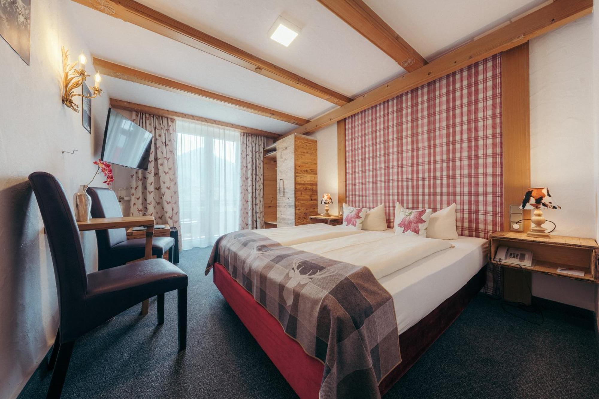 Zimmer mit Queensize-Bett und Balkon