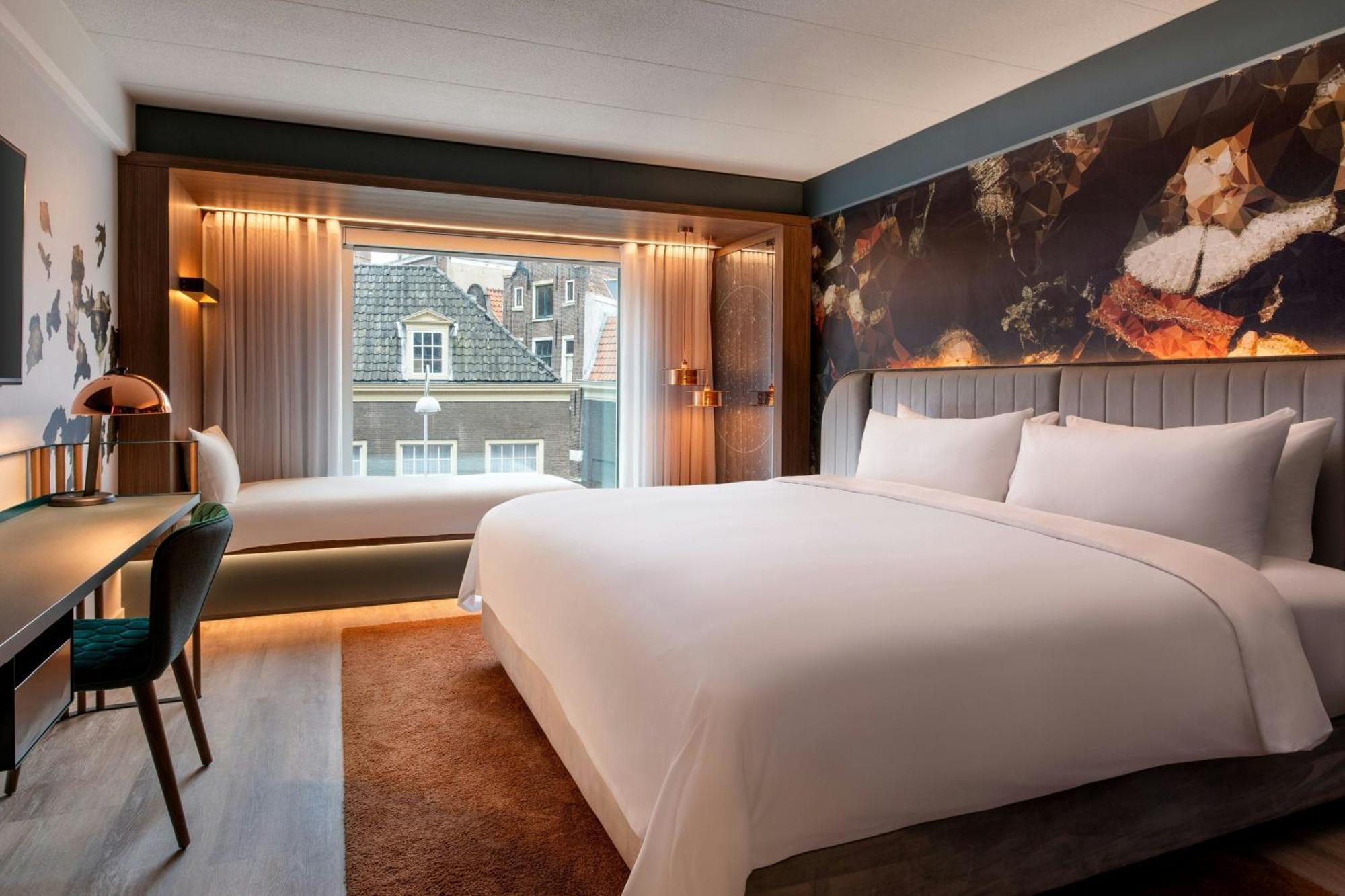 Dreibettzimmer mit Stadtblick
