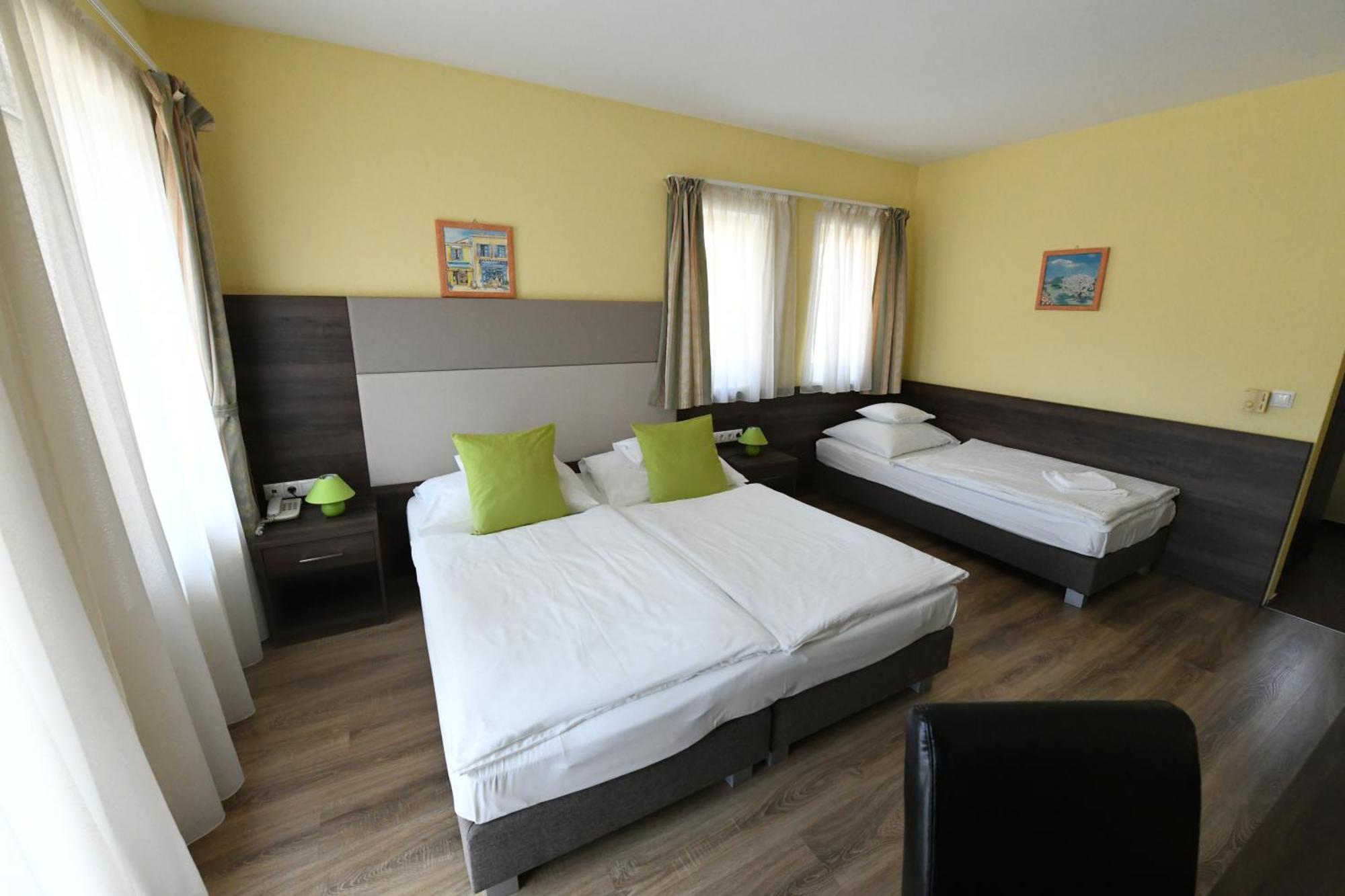 Dreibettzimmer mit Bad