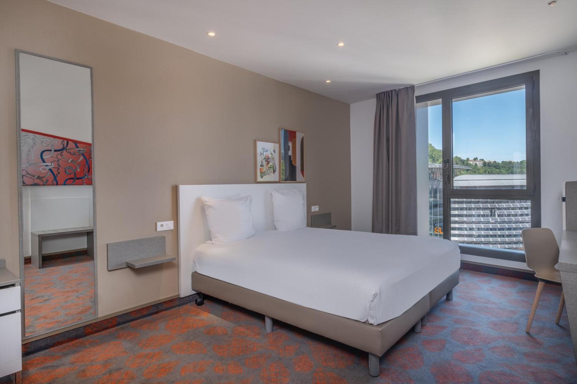 Zimmer mit Kingsize-Bett