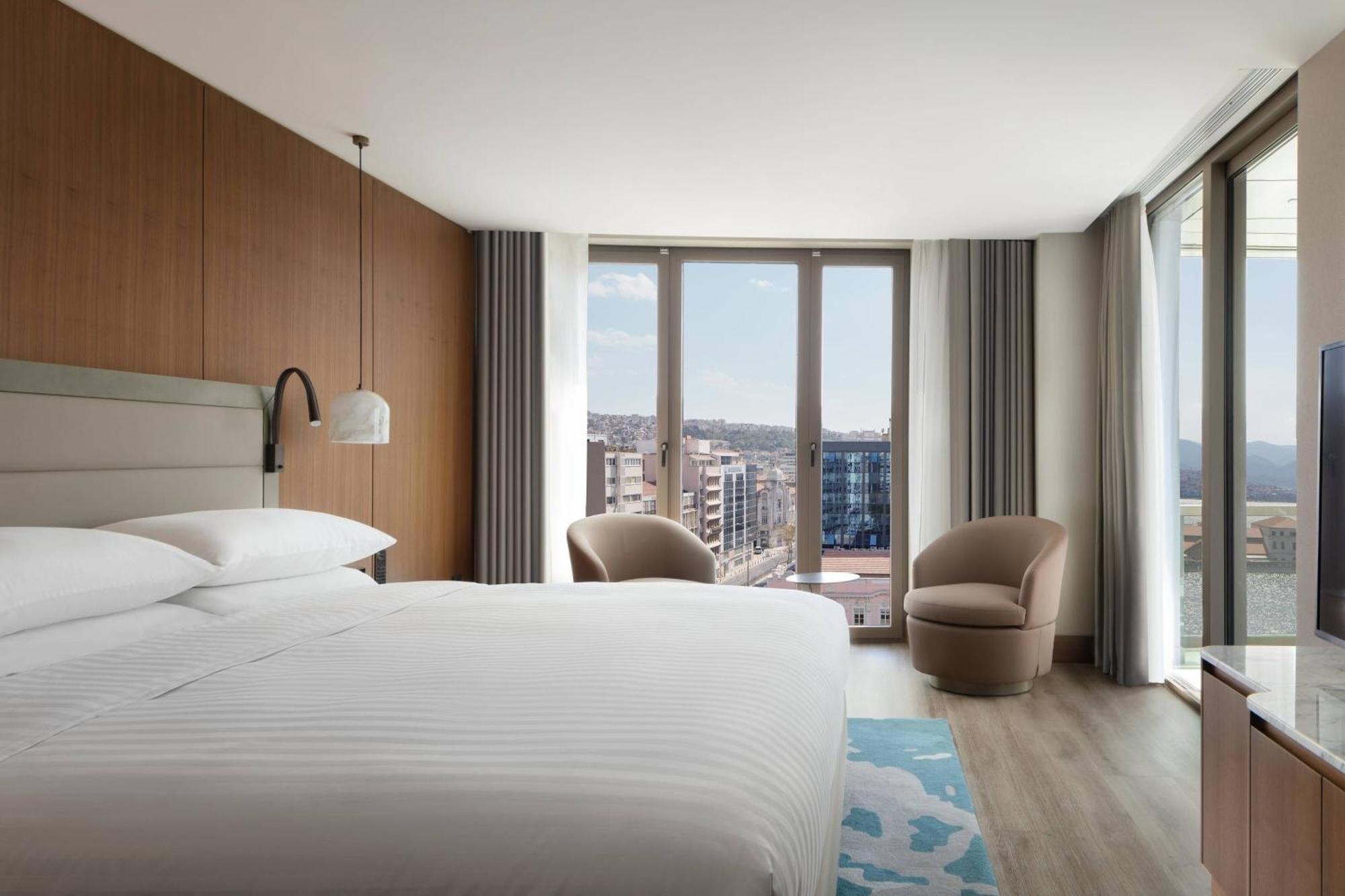 Präsidentensuite mit Kingsize-Bett und Balkon – Zugang zur Executive-Lounge