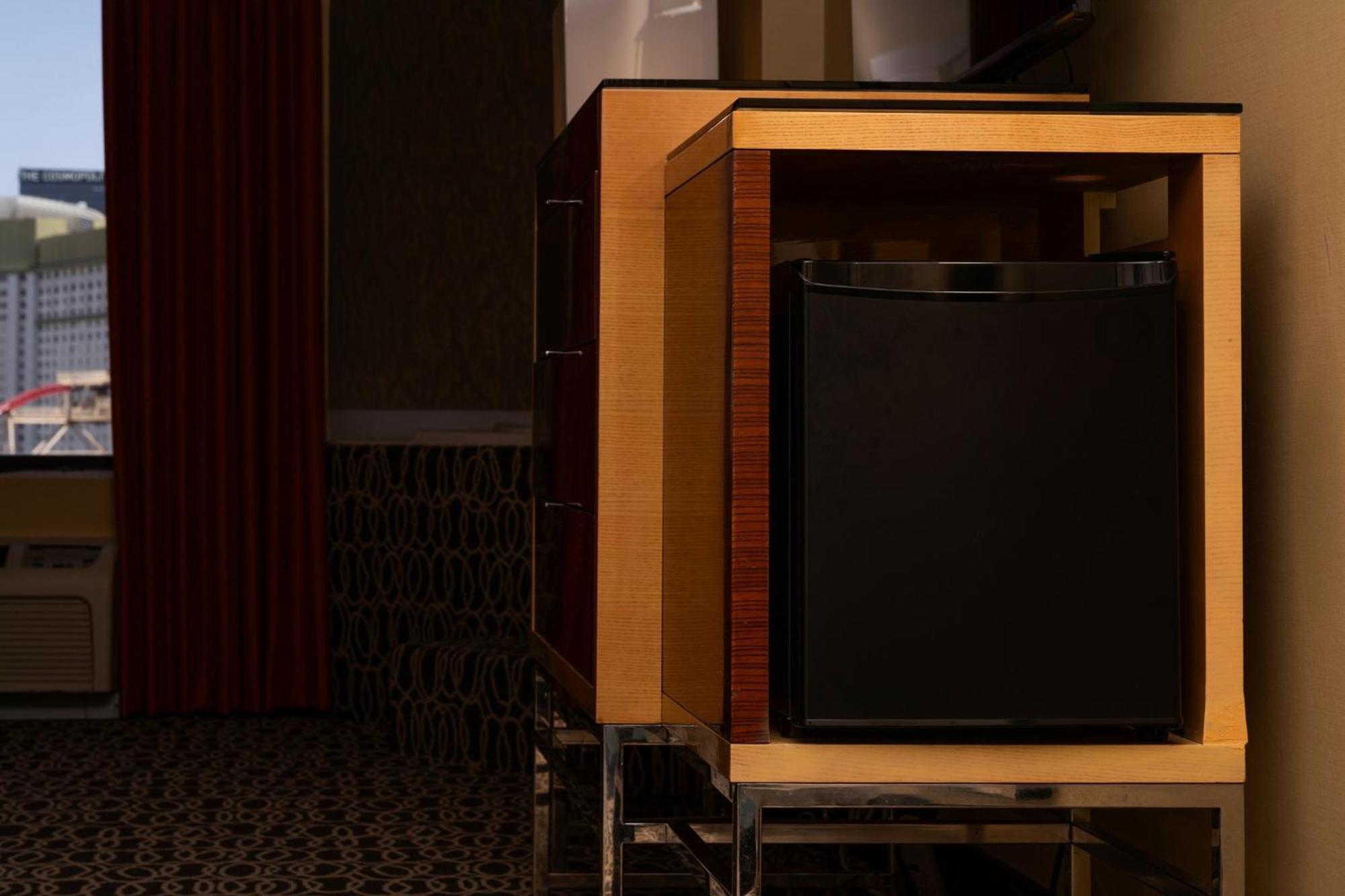 Neu renoviertes Resort Zimmer mit 2 Queensize-Betten und Blick auf den Strip