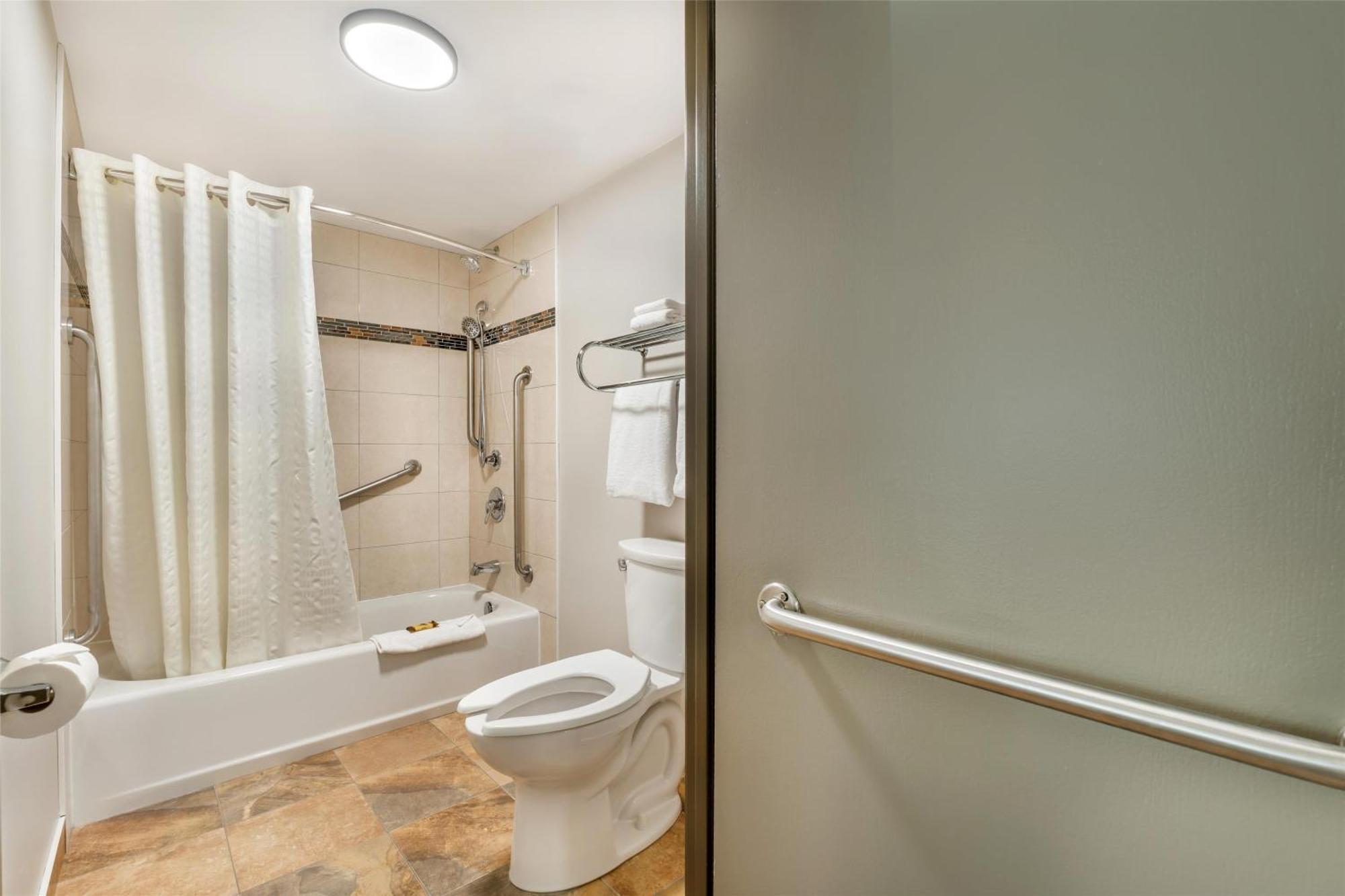 Zimmer mit Queensize-Bett und Badewanne - barrierefrei/Nichtraucher