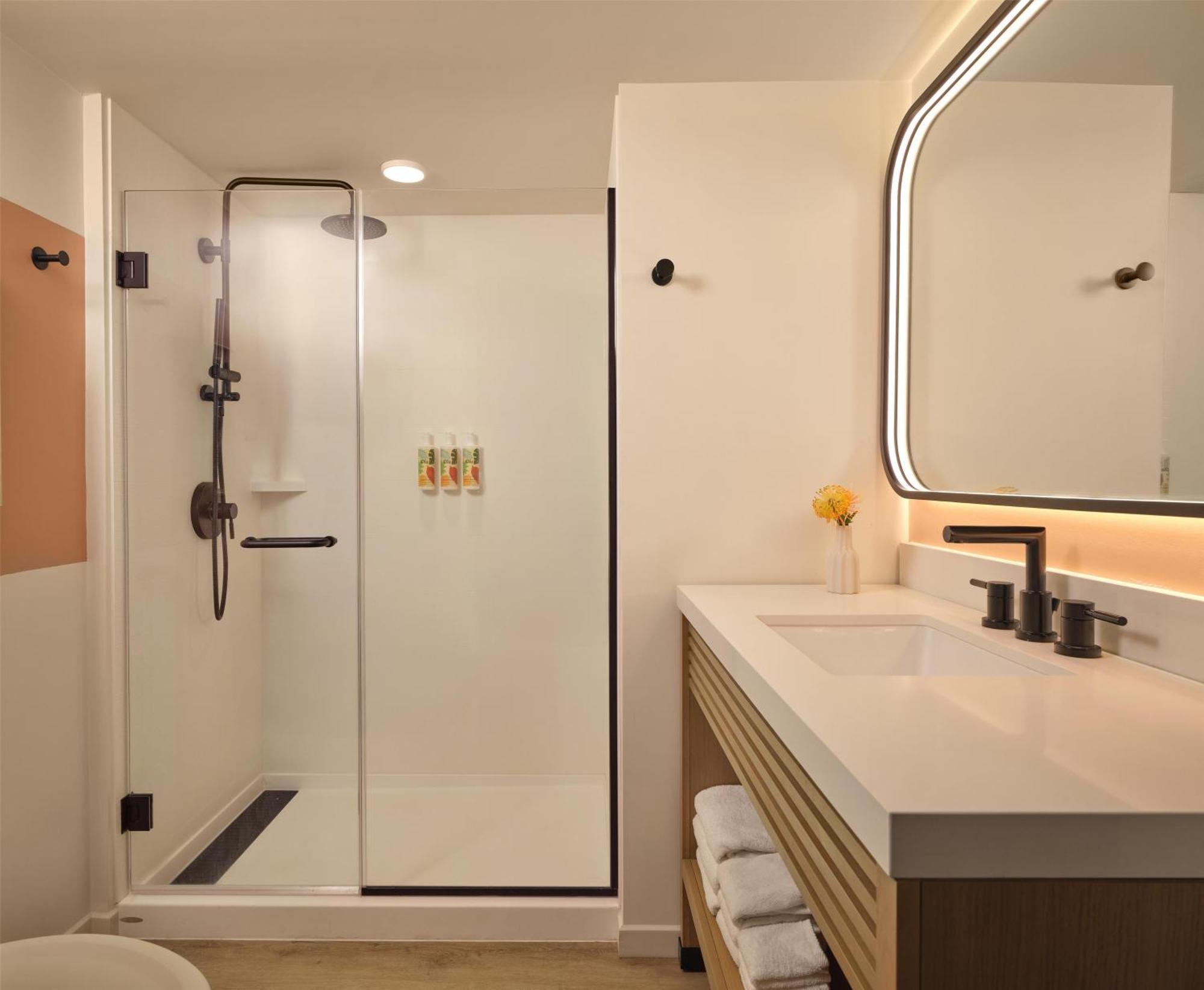 Zimmer mit 2 Queensize-Betten und seitlichem Meerblick