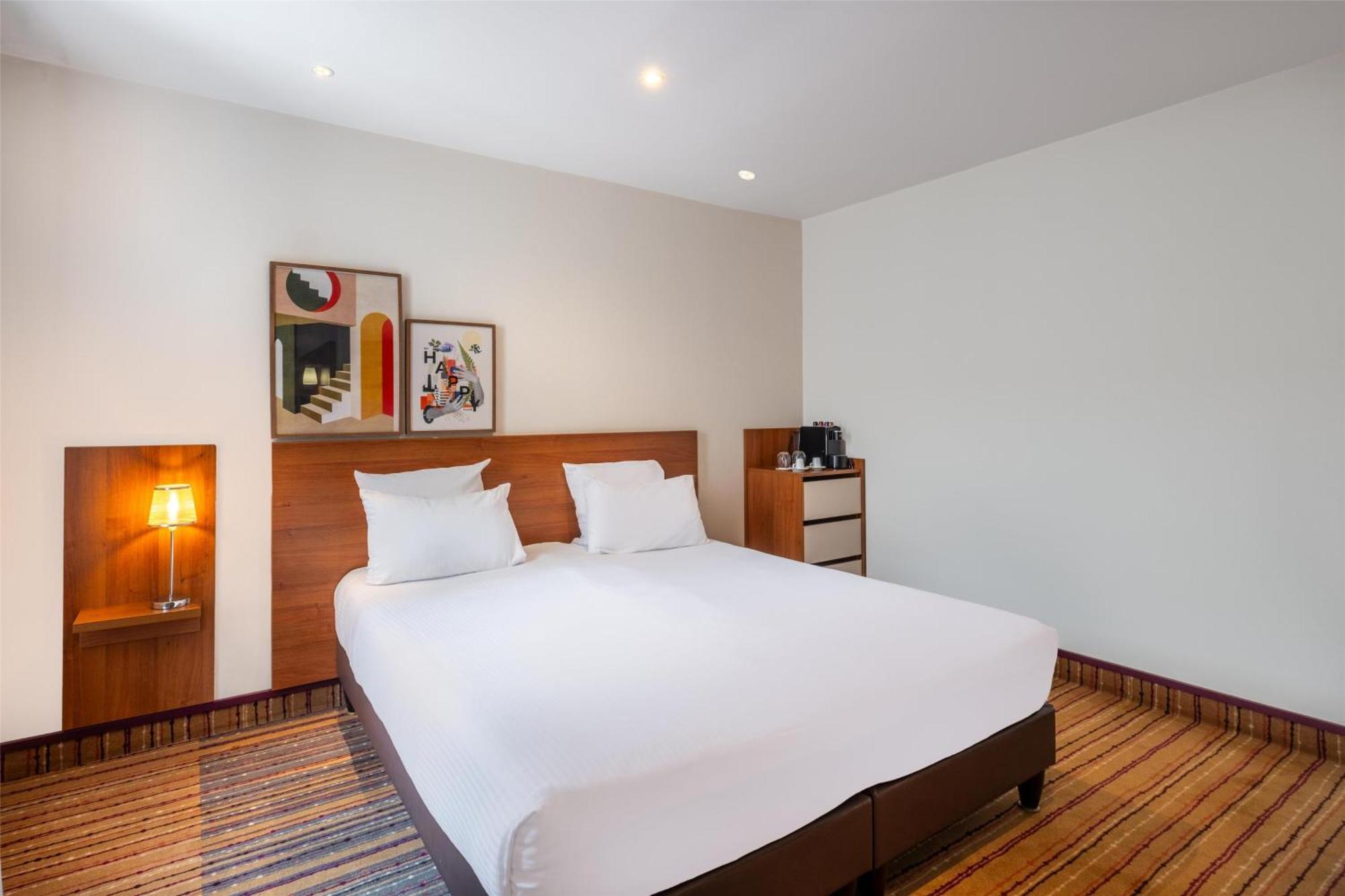 Zimmer mit Kingsize-Bett und Schlafsofa