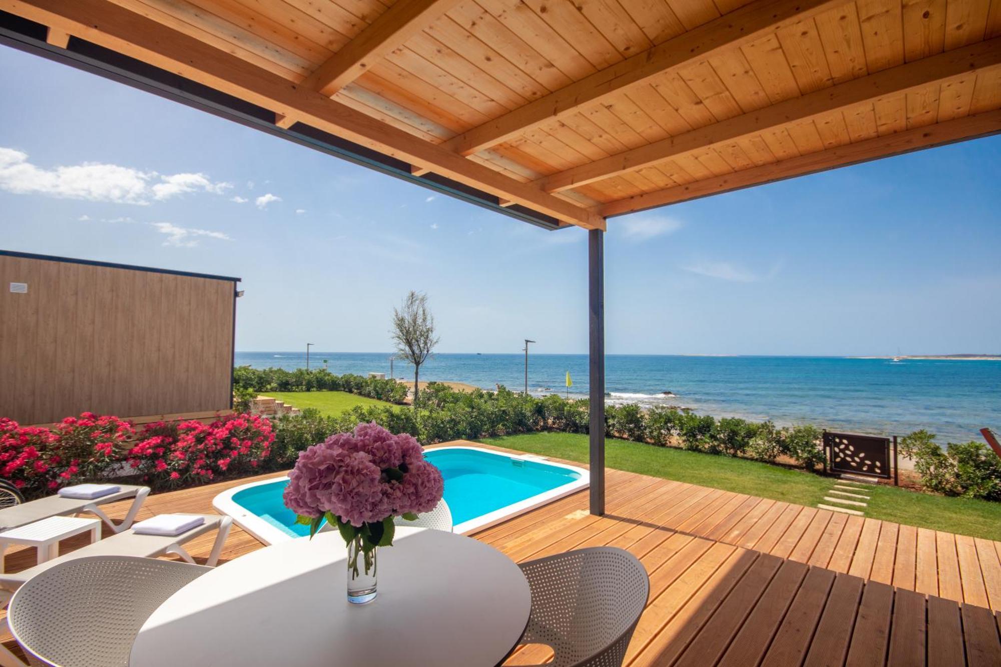 Deluxe Campingvilla mit eigenem Pool – 1. Reihe vor dem Meer