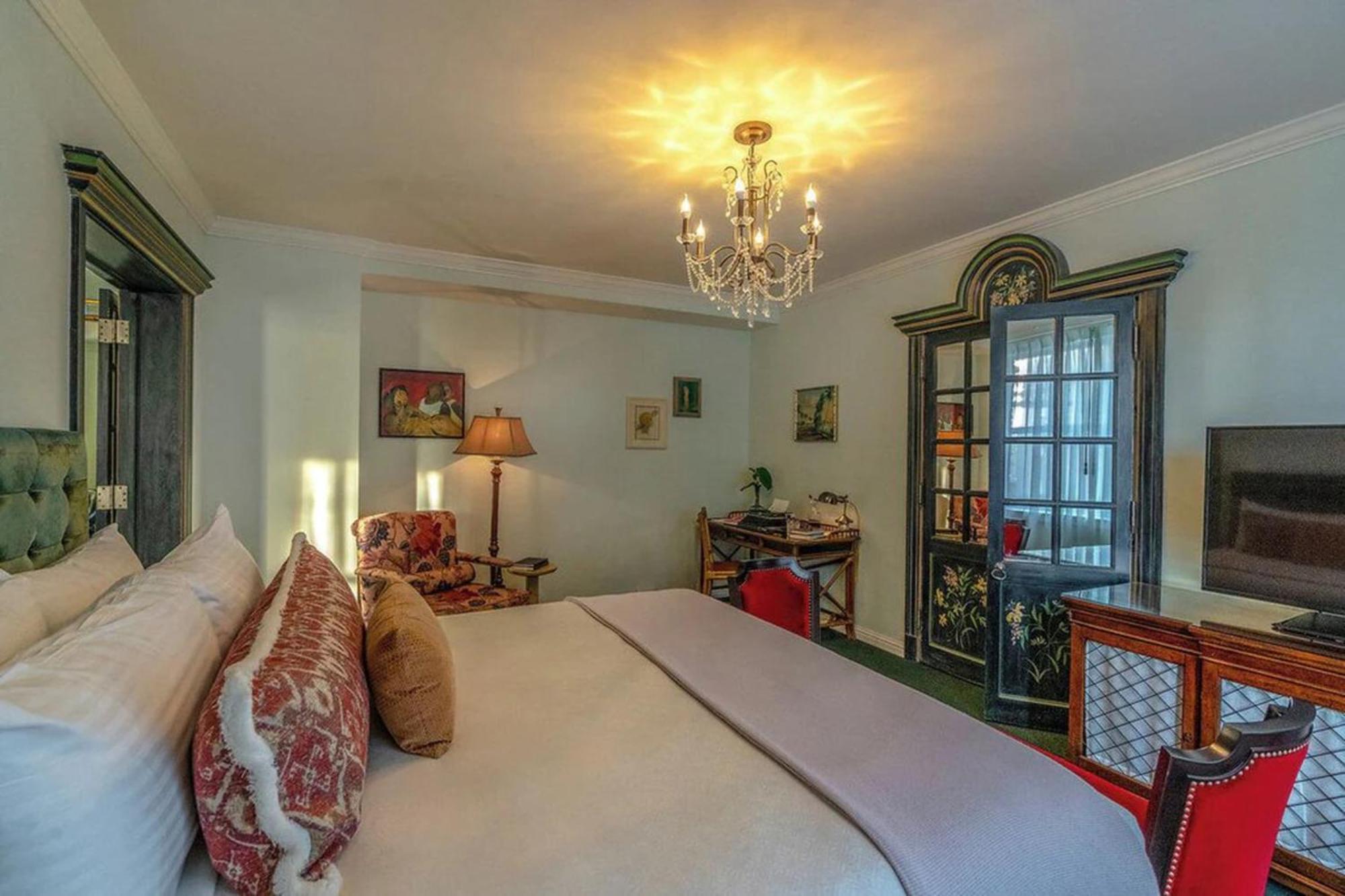 Deluxe King Suite