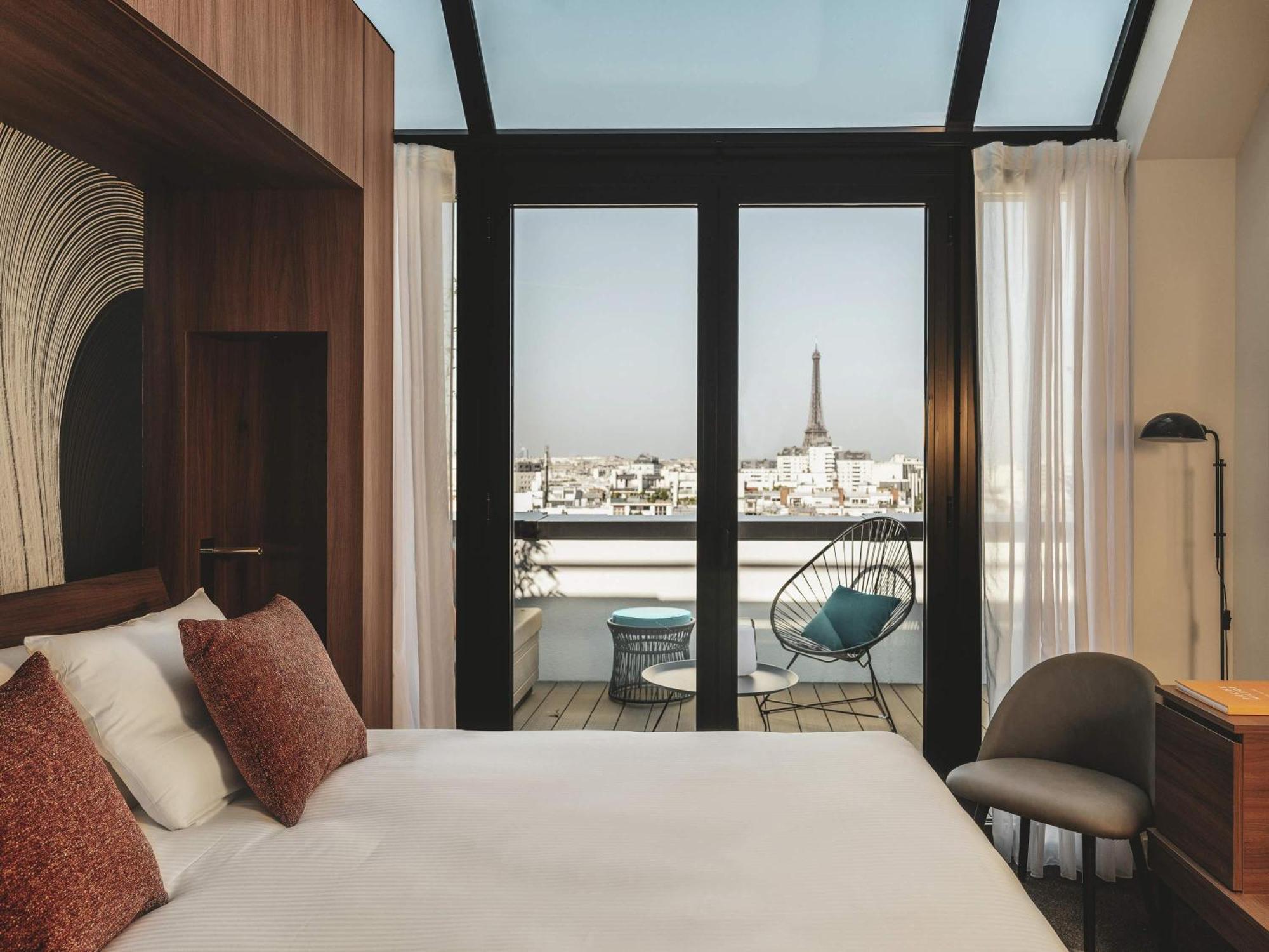 Executive Suite: Ein Doppelbett und ein Doppelschlafsofa, Blick auf den Eiffelturm