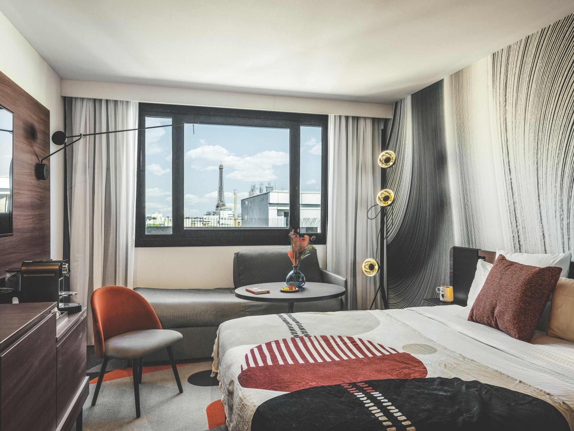 Executive Zimmer mit 1 Doppelbett und 1 Einzelschlafsofa, Blick auf den Eiffelturm