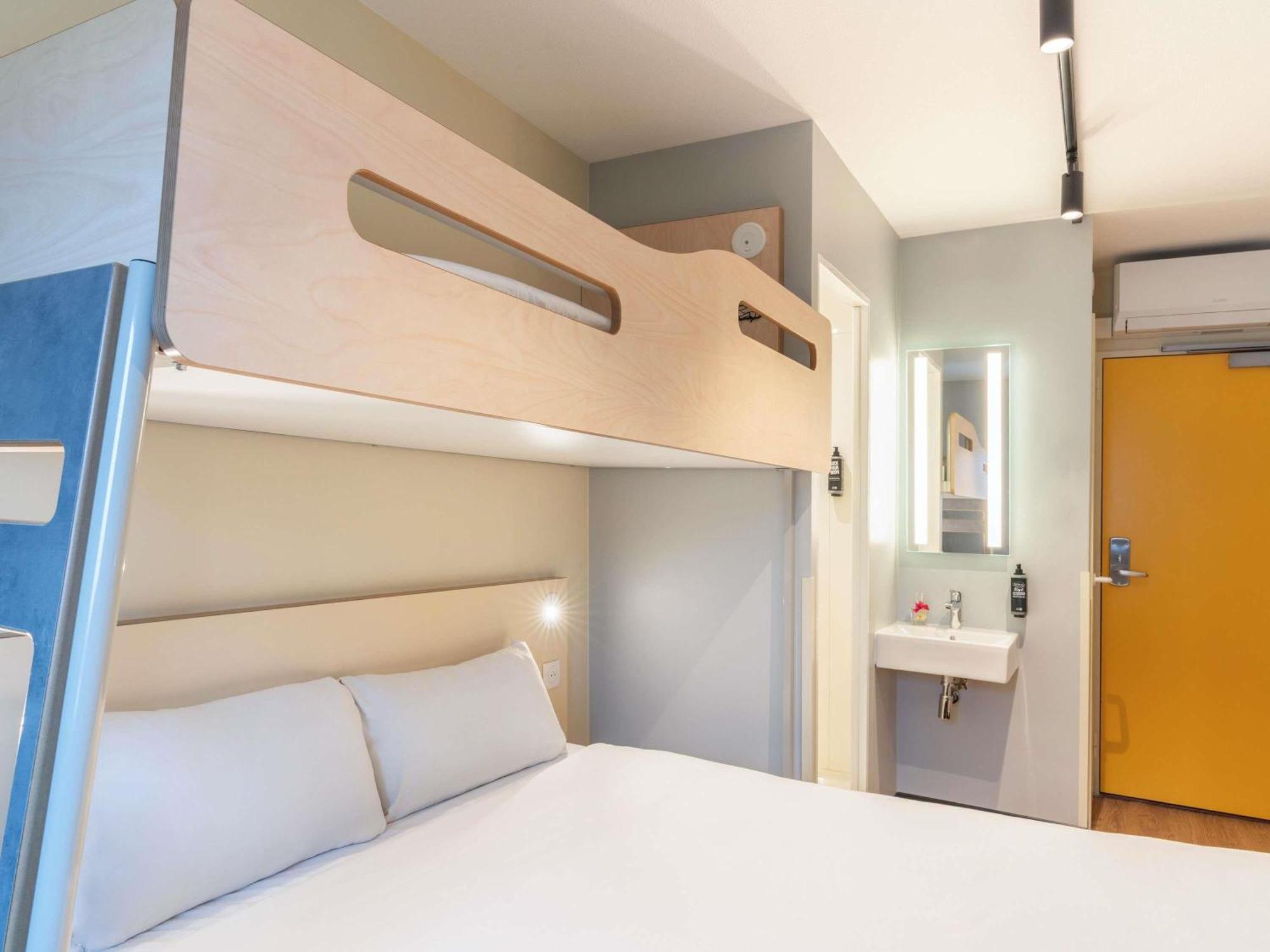 Zimmer mit 1 Queensize-Bett und 1 Etagenbett