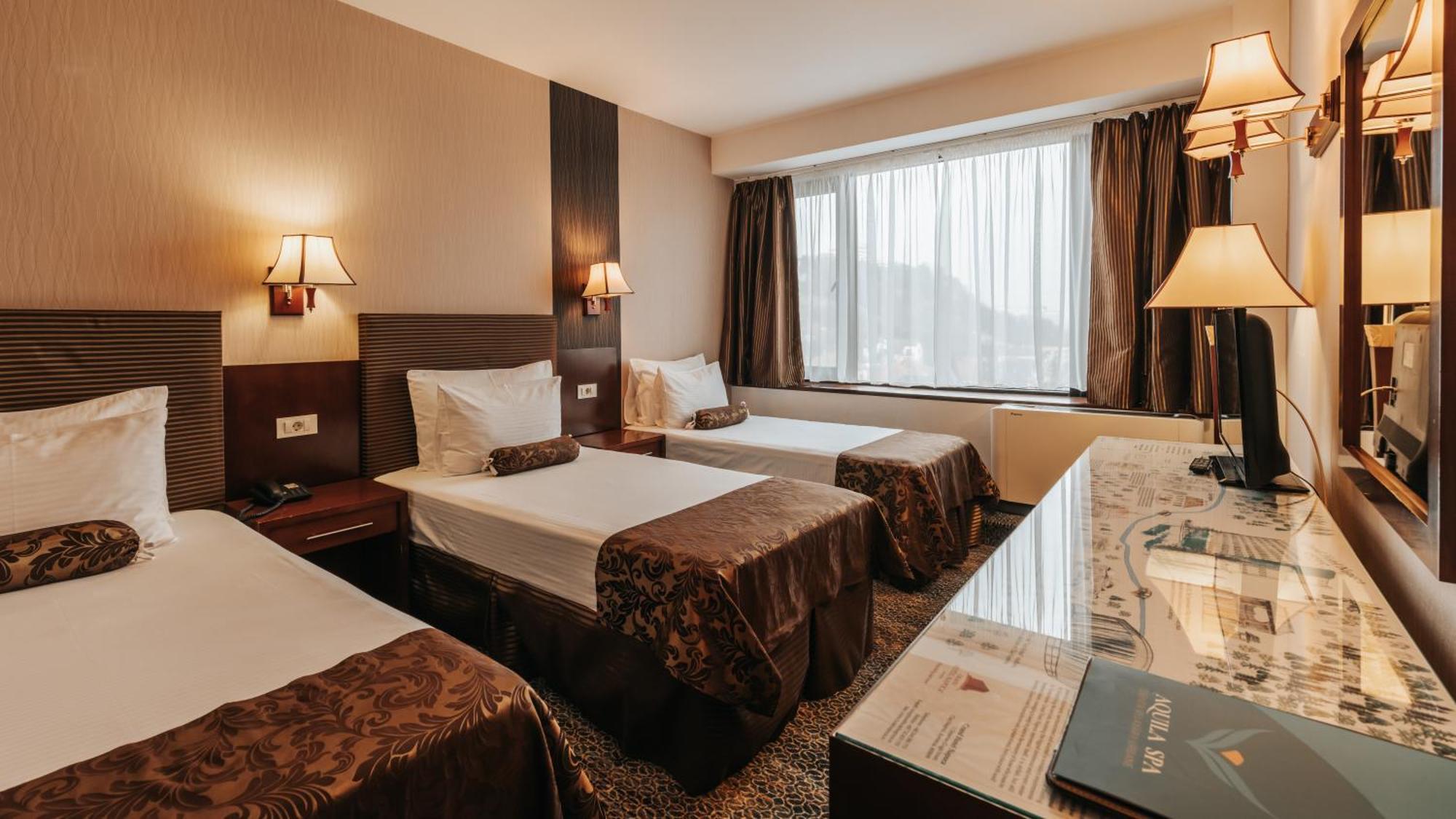 Dreibettzimmer mit Stadtblick