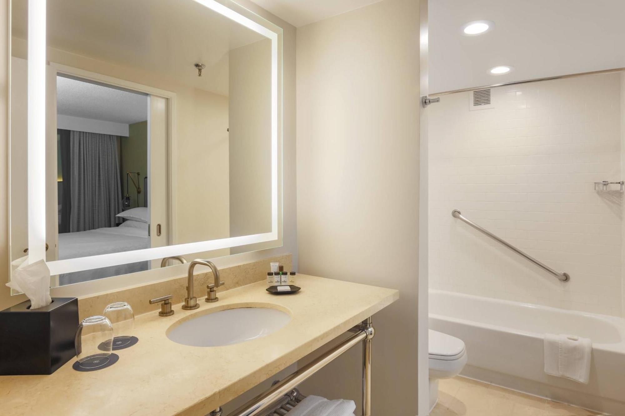 1 King & 1 Queen Bed 2 Bedroom Suite City view Balcony