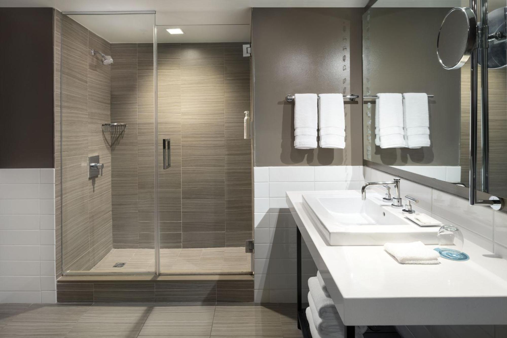 Luxury Suite 1 Bedroom Suite 1 King
