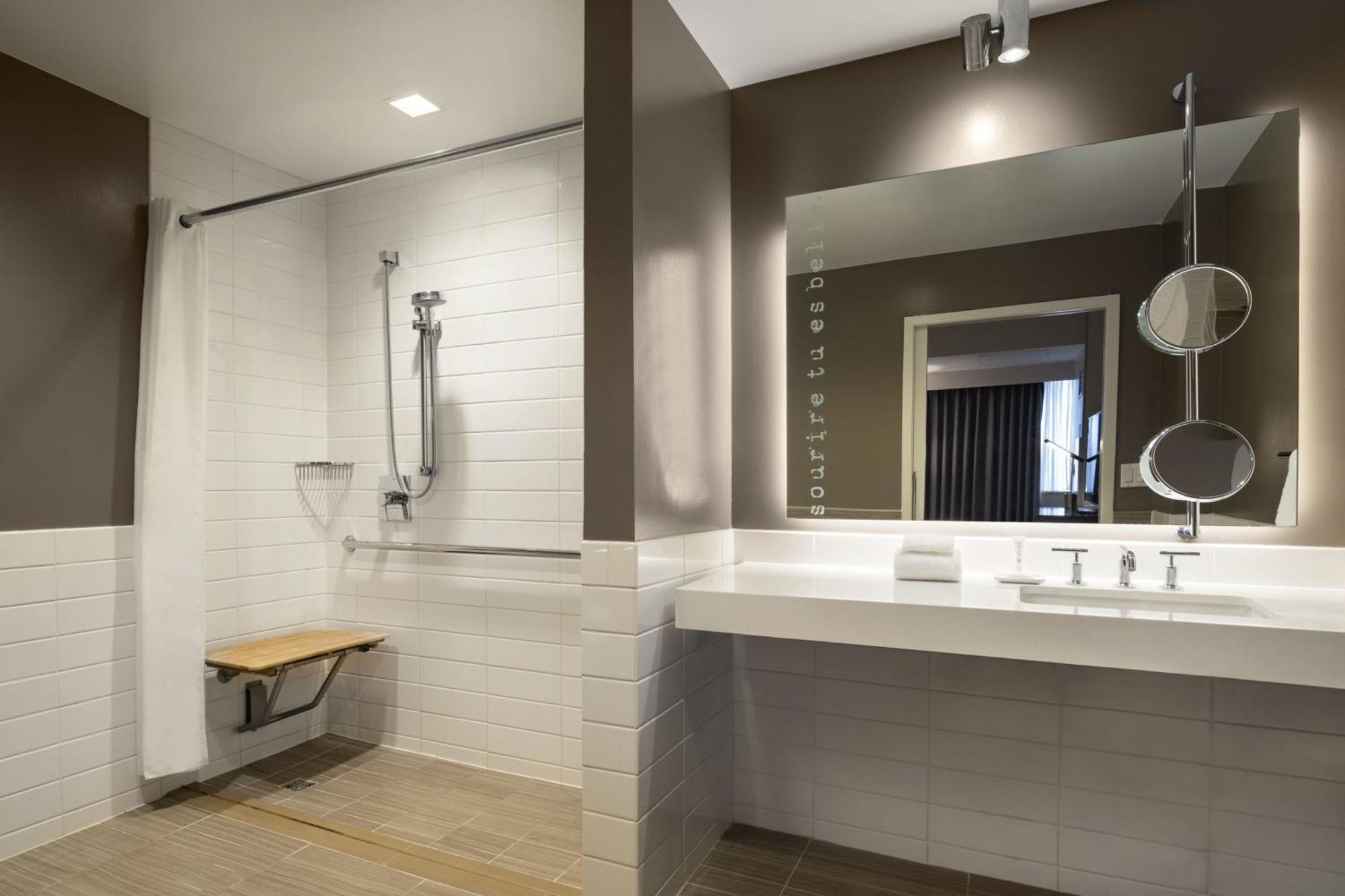 Luxury Suite 1 Bedroom Suite 1 King