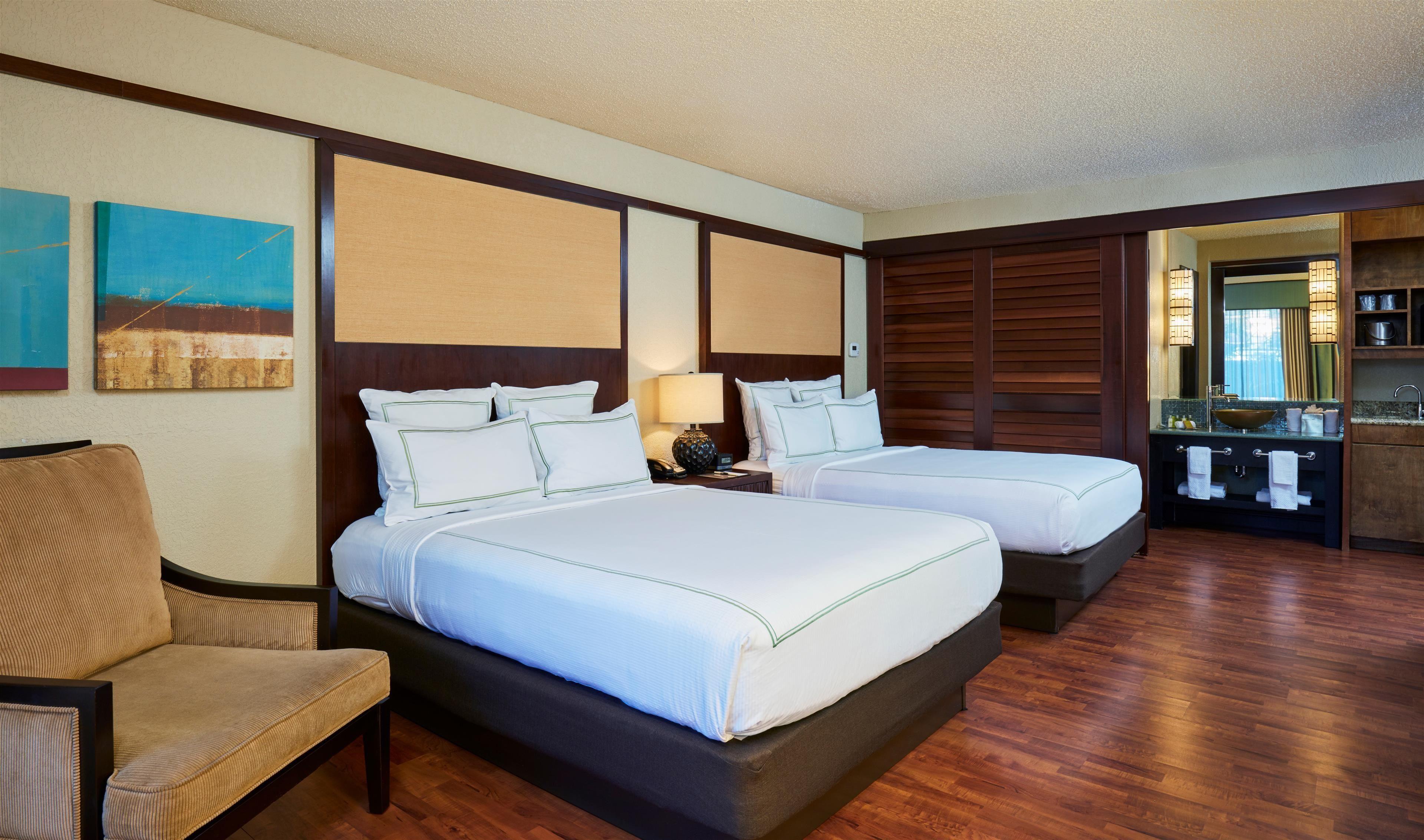 Deluxe Zimmer mit 2 Queensize-Betten und Wet Bar