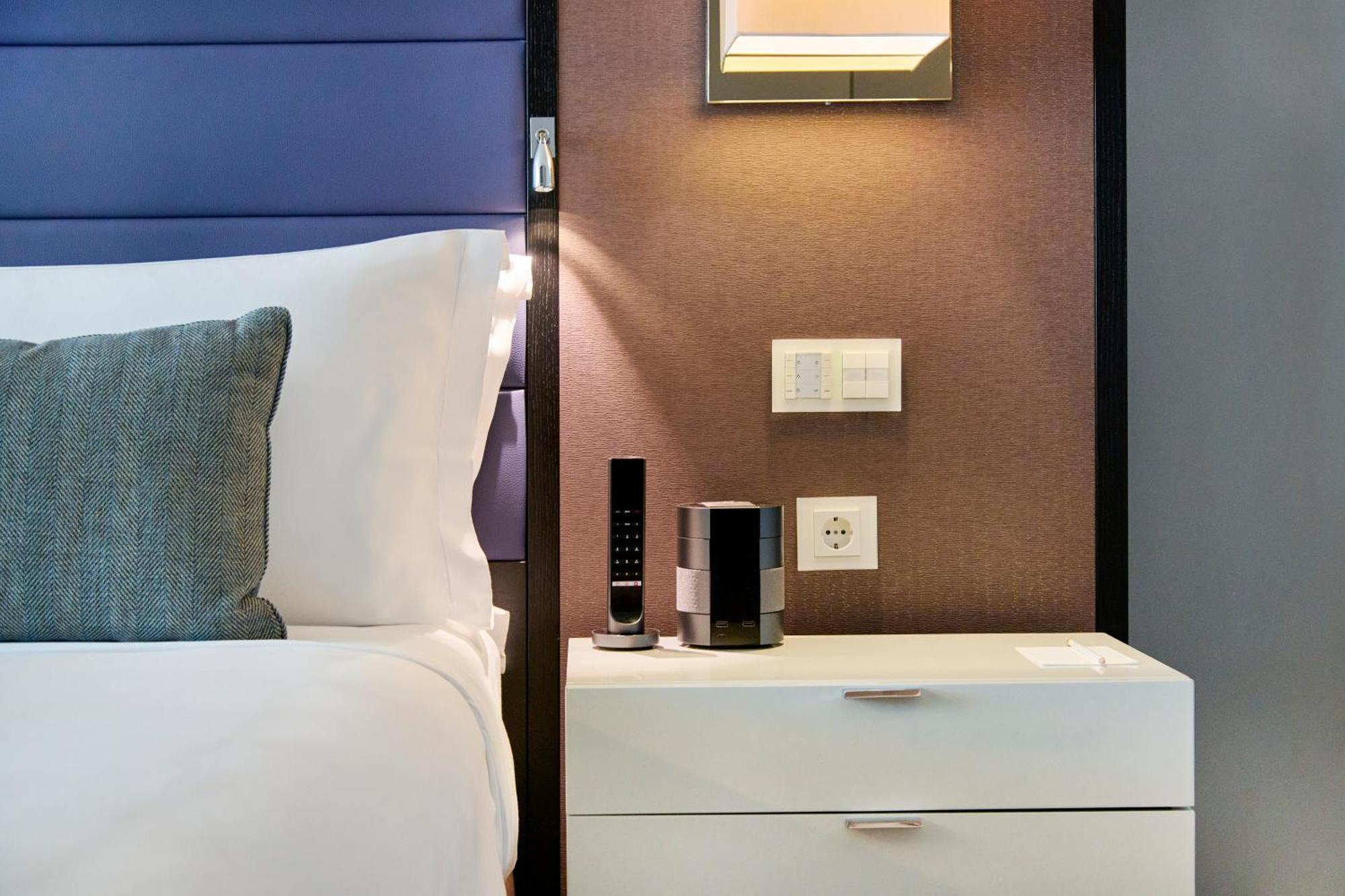 Dieses gemütliches Zimmer erwartet Sie mit 1 Kingsize-Bett und Gartenblick