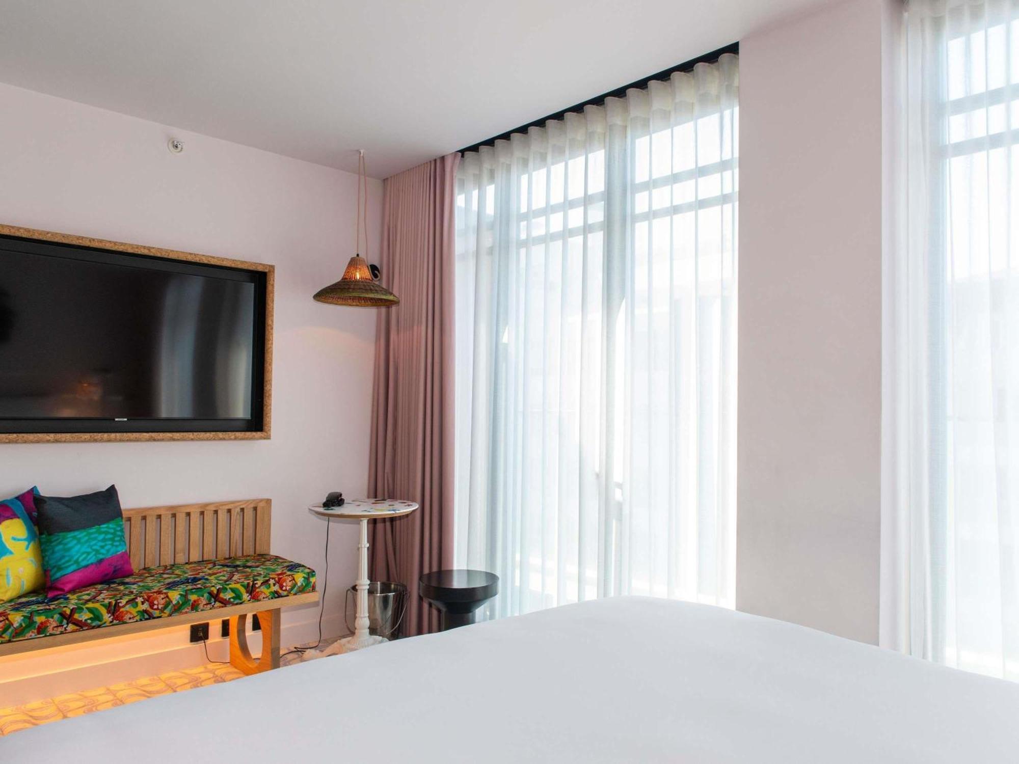 Medium Mama Doppelzimmer mit Kingsize-Bett und Balkon — Blick auf die Avenue