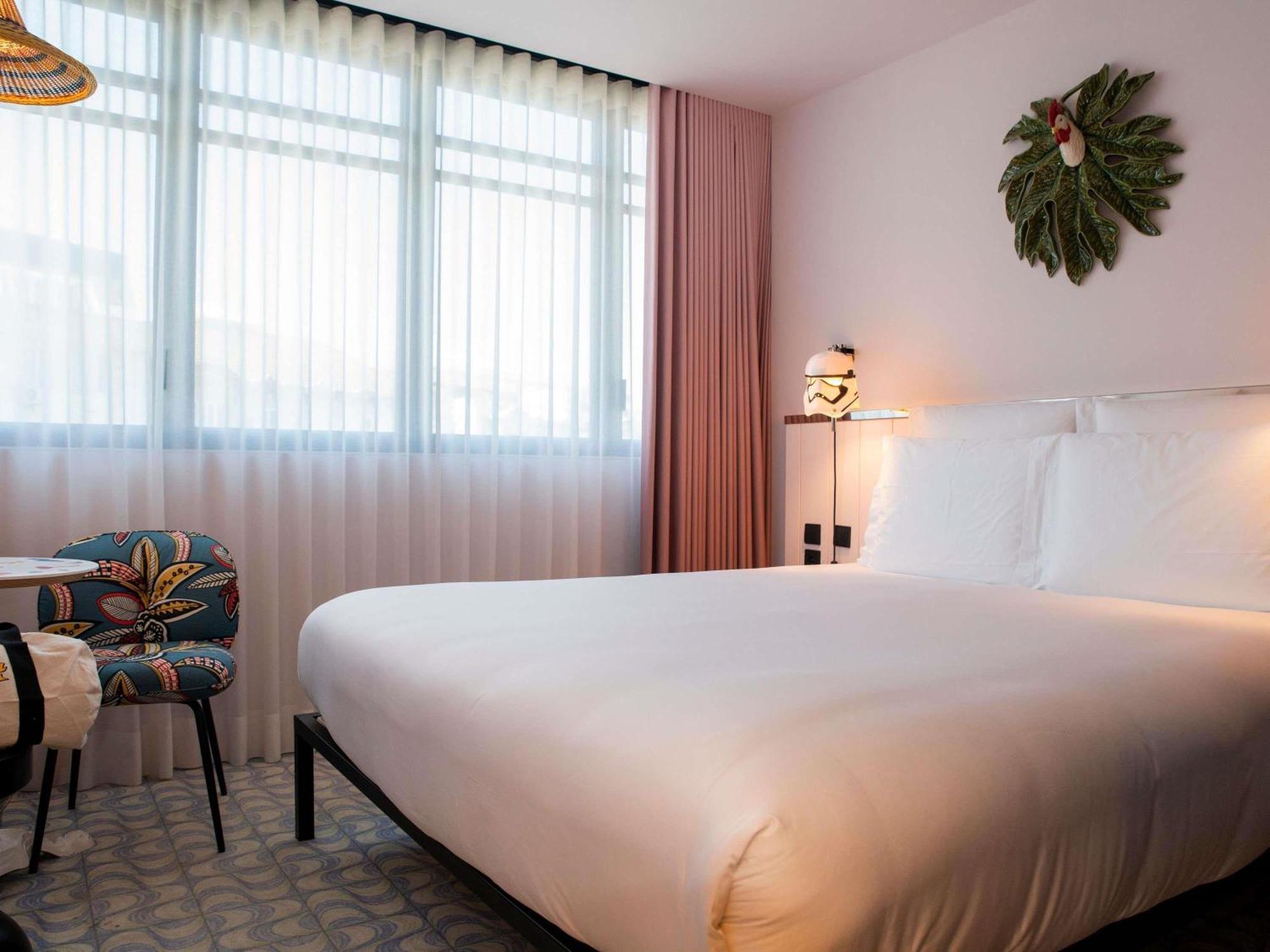 Medium Mama Doppelzimmer mit Kingsize-Bett und Blick auf die Avenue