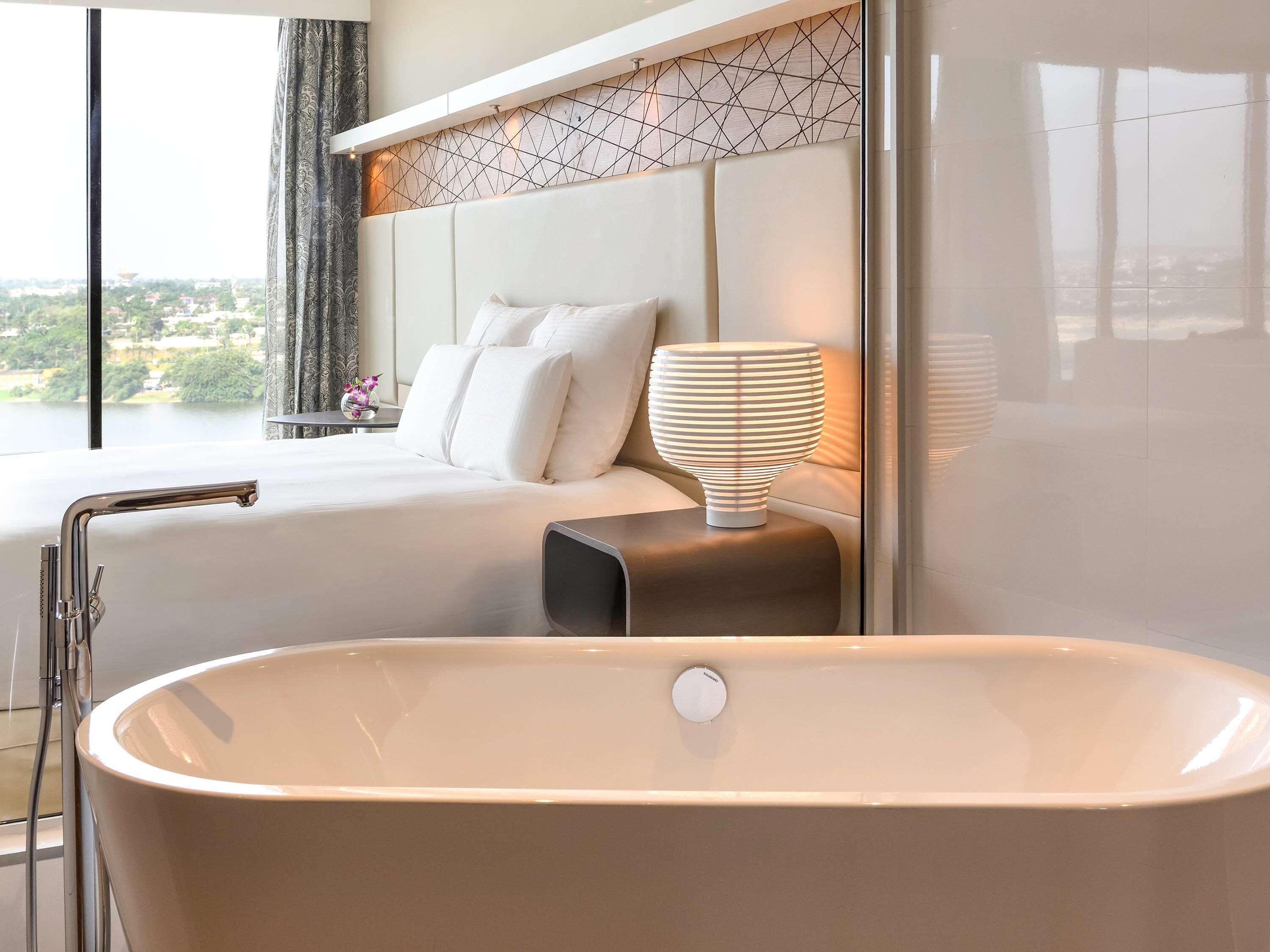 Premium Junior Suite mit Kingsize-Bett und Blick auf die Lagune