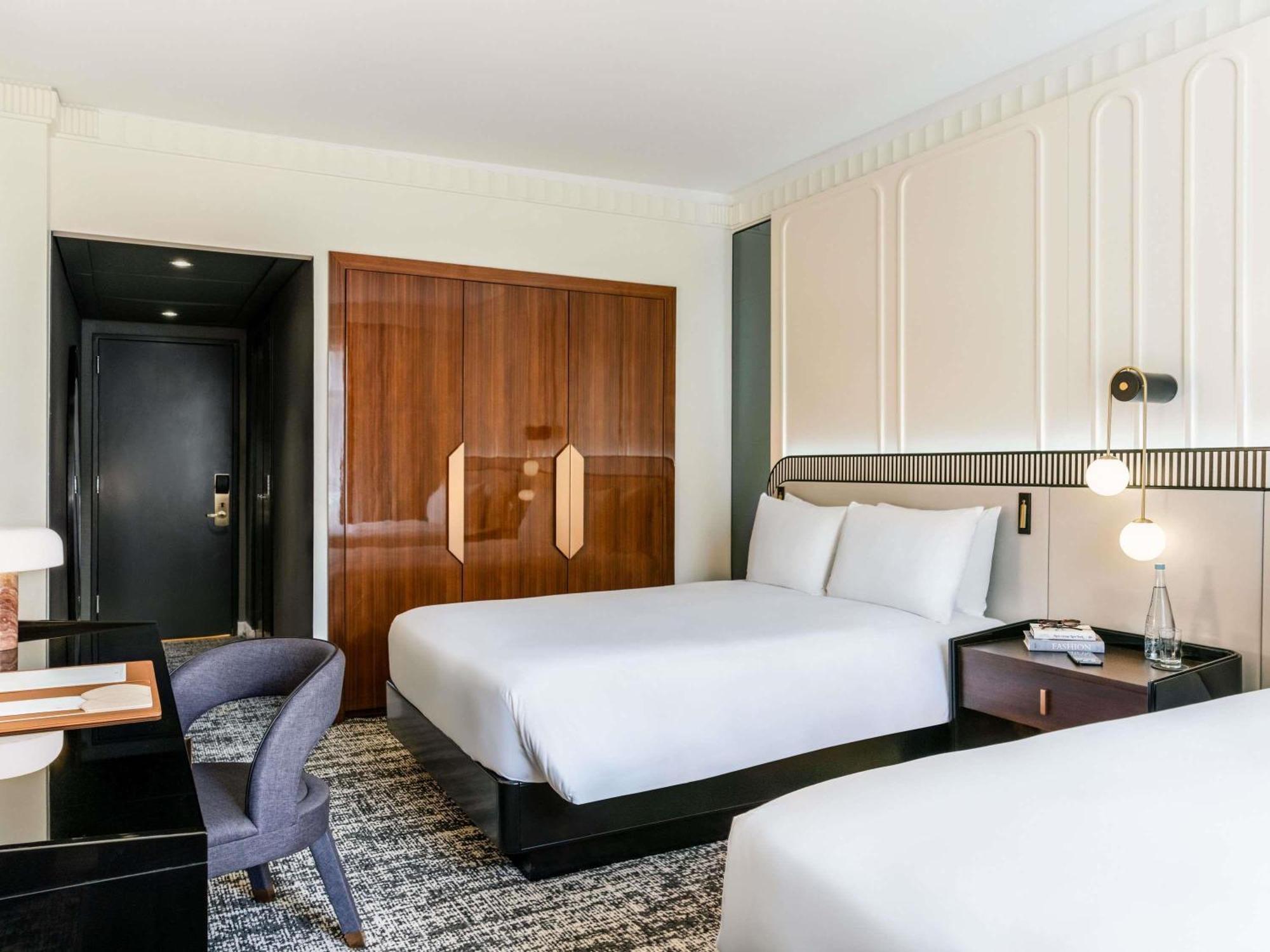 Luxury 2 Queen Beds 15th floor and up Mobility Accessible, Tub with Grab Bars
