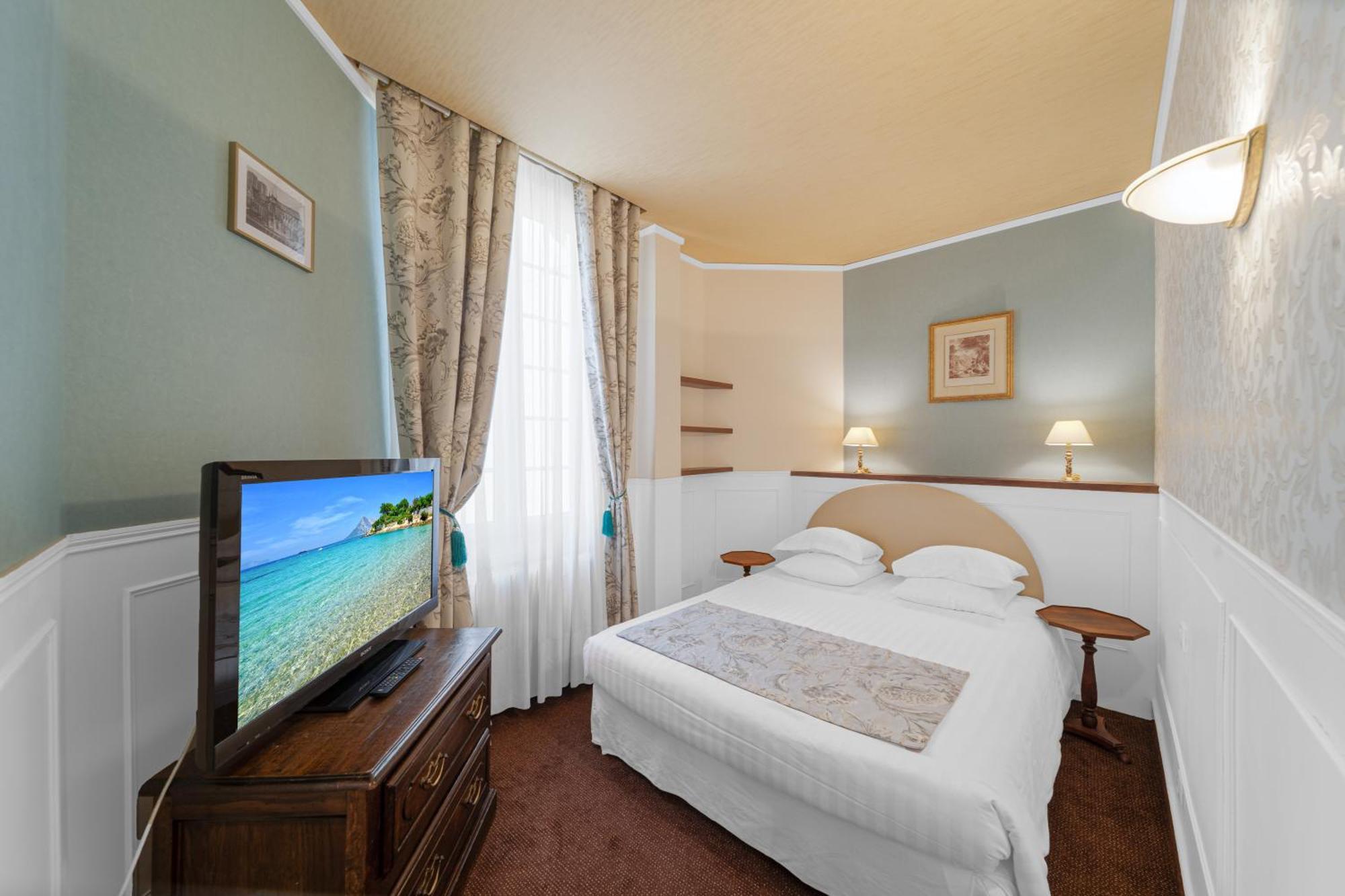 Elegantes Dreibettzimmer