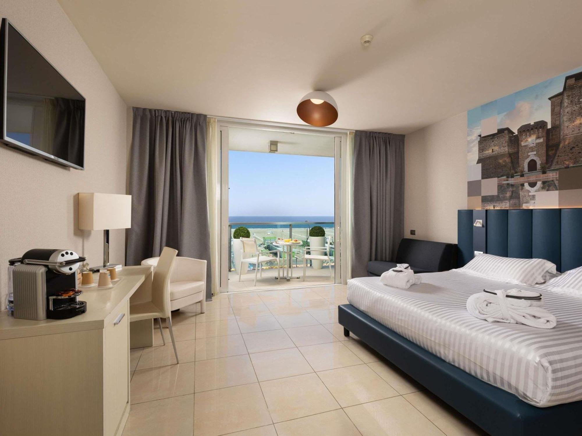 Privilege Zimmer mit 1 Doppelbett und 1 Einzelbett, Meerseite