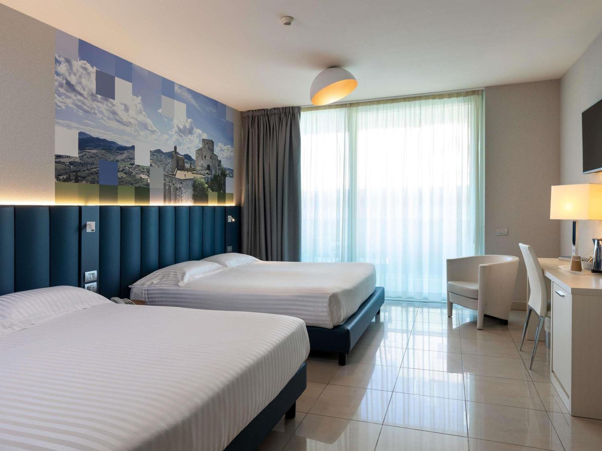Superior Doppelzimmer mit Schlafsofa und Balkon mit seitlichem Meerblick