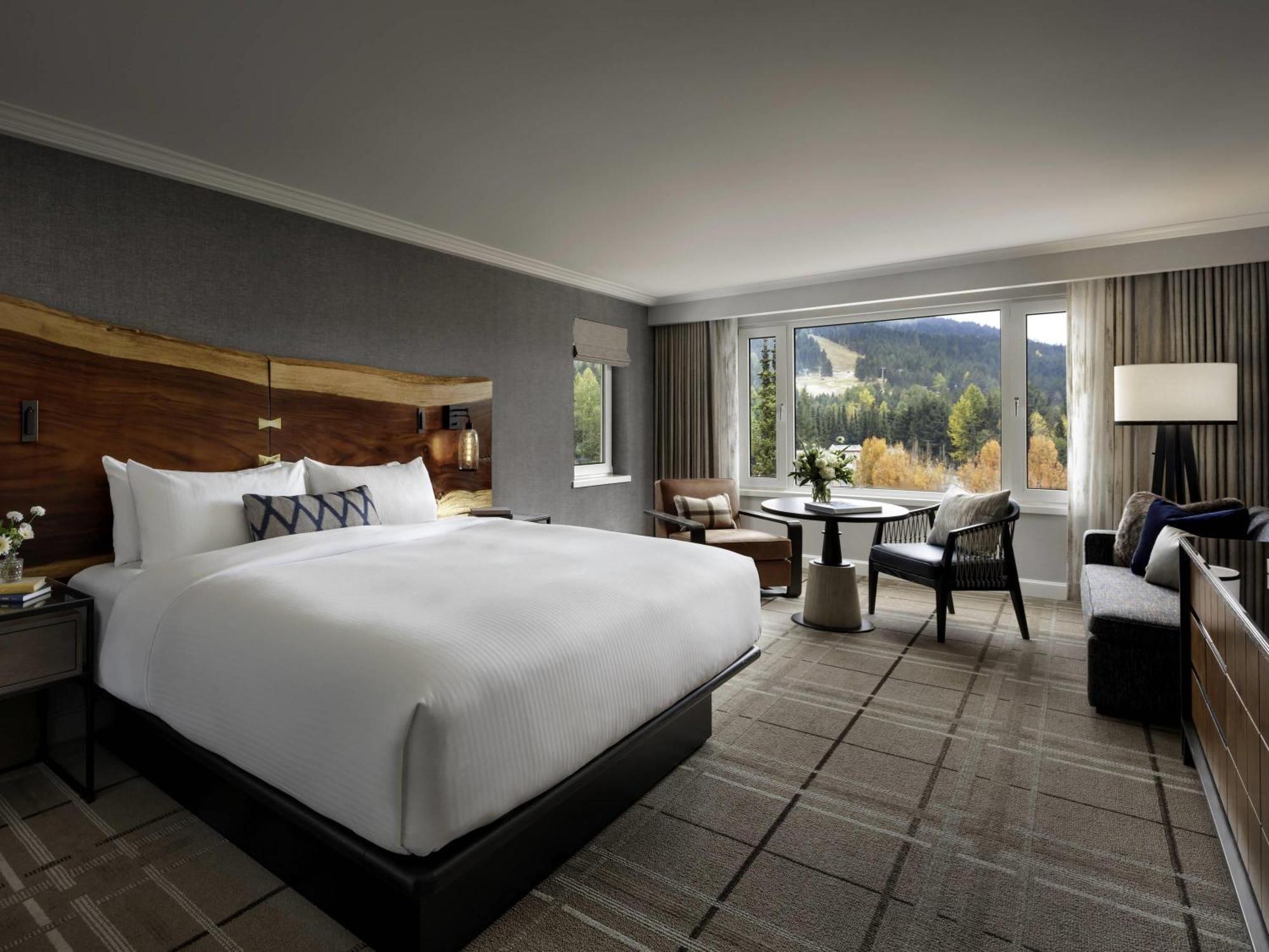 Deluxe Zimmer mit Kingsize-Bett und Blick auf die Piste