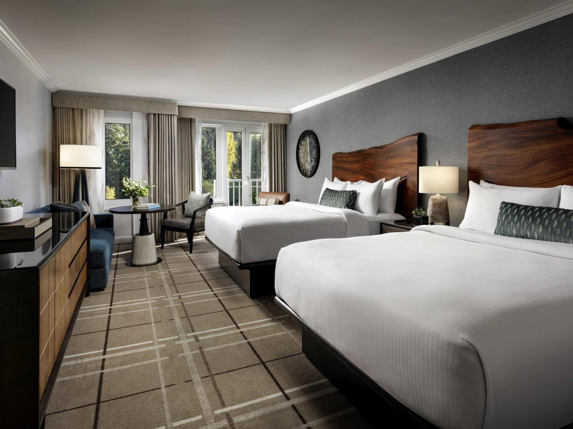 Deluxe Zimmer mit 2 Queensize-Betten und Aussicht auf die Piste