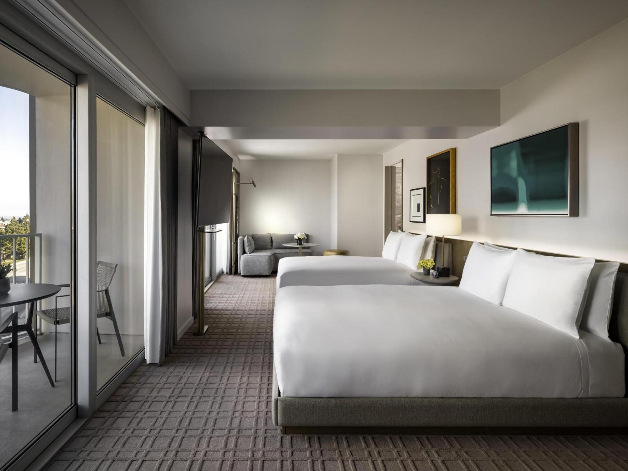 Fairmont Gold Zimmer mit 2 Queensize-Betten und rollstuhlgerechter Dusche – barrierefrei, für Hörgeschädigte geeignet