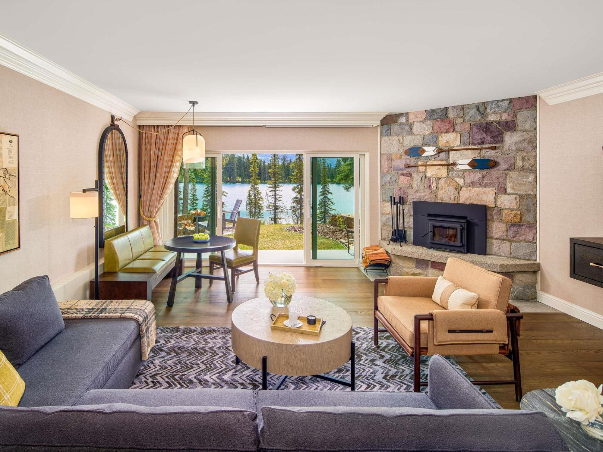 Luxuriöse Suite am See mit Kingsize-Bett, Wohnzimmer und Balkon – teilweiser Seeblick