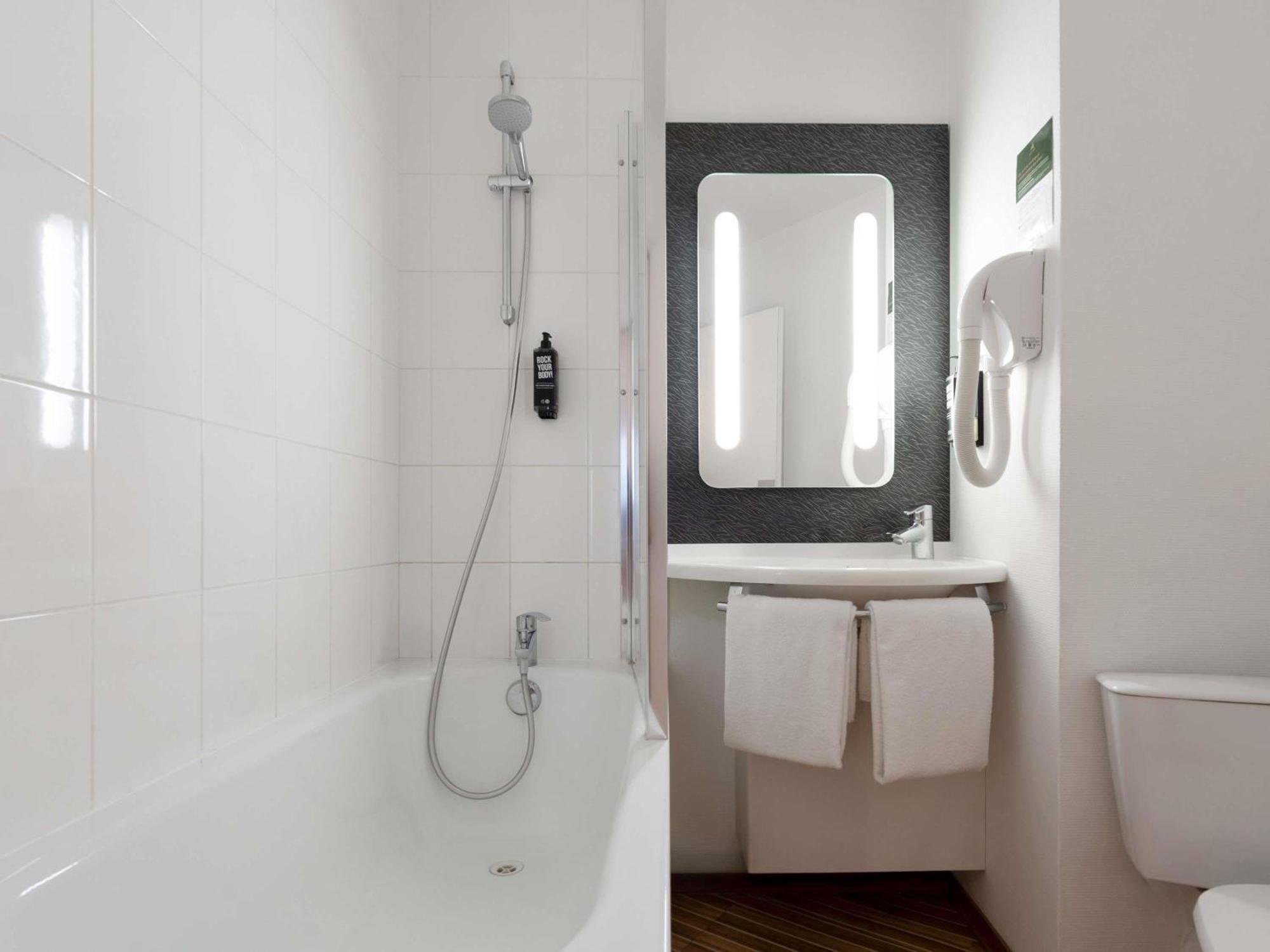 2 nebeneinander liegende Doppelzimmer