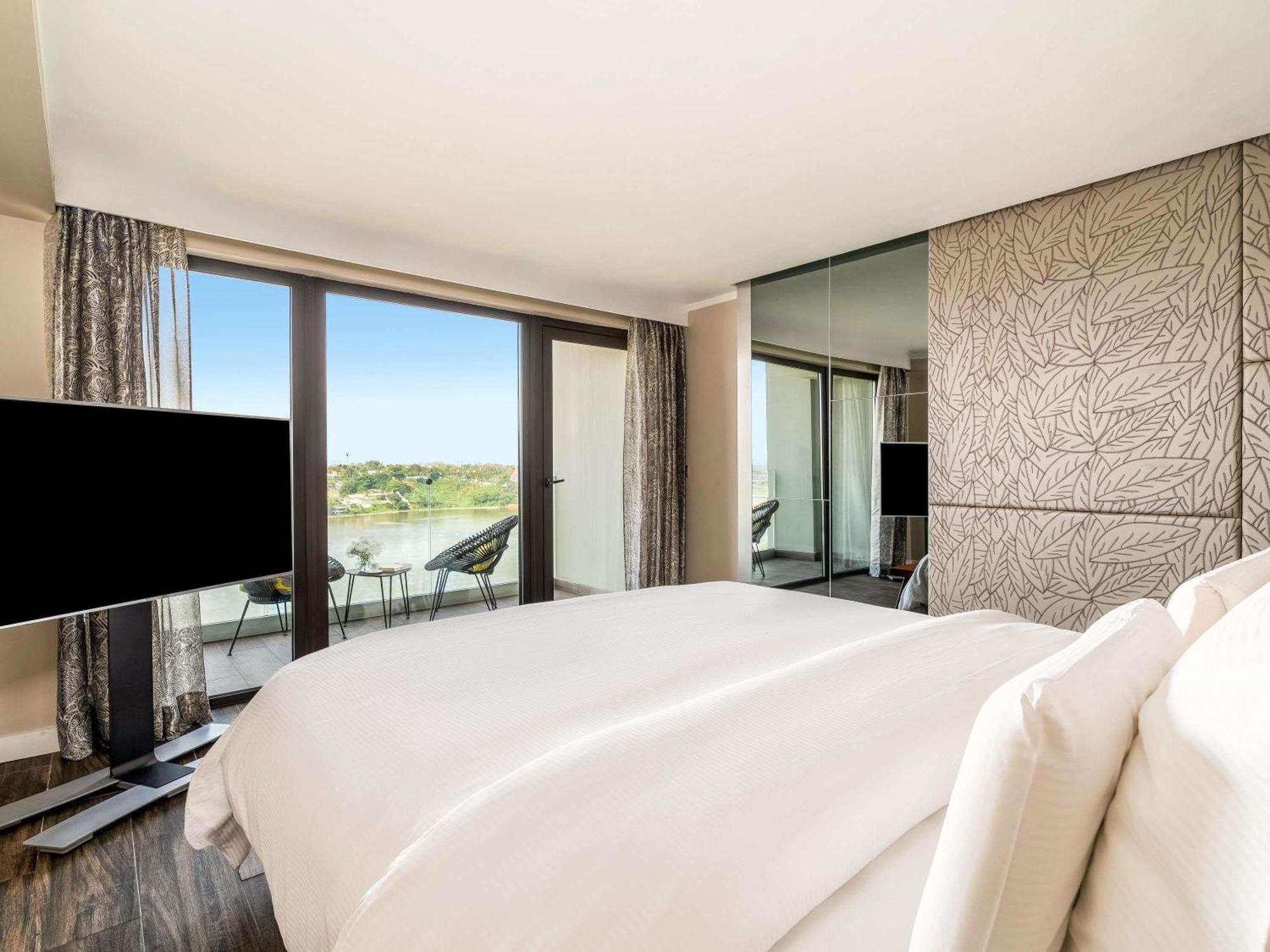 Deluxe Eckzimmer mit Kingsize-Bett, Balkon und Blick auf die Lagune