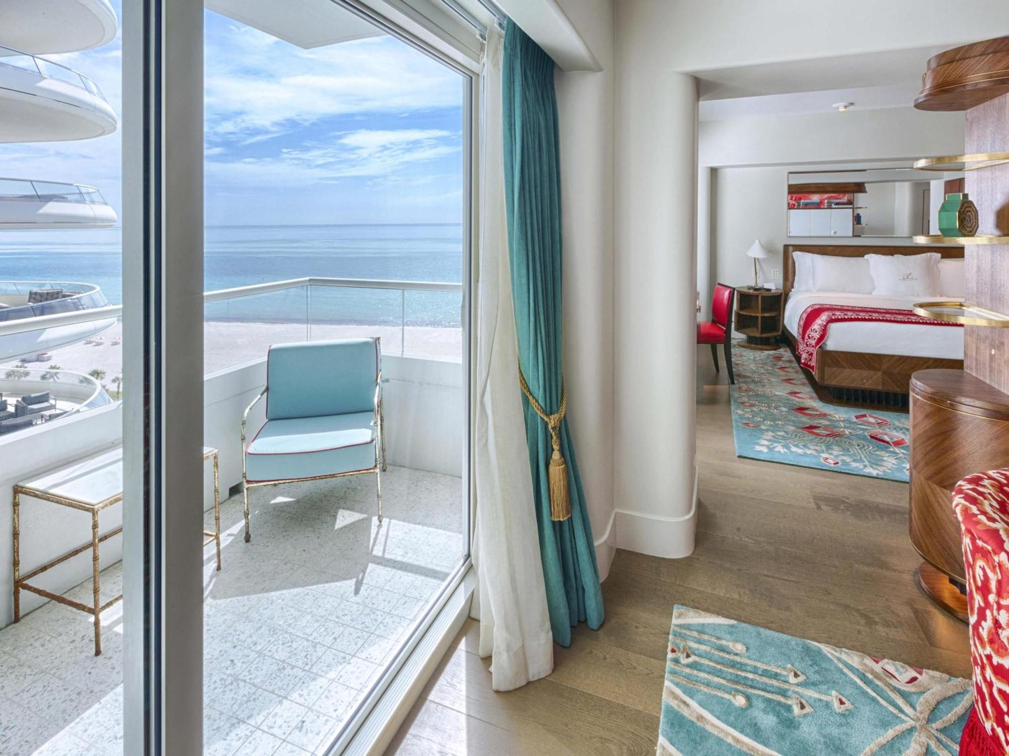 Junior Suite mit Kingsize-Bett und seitlichem Meerblick