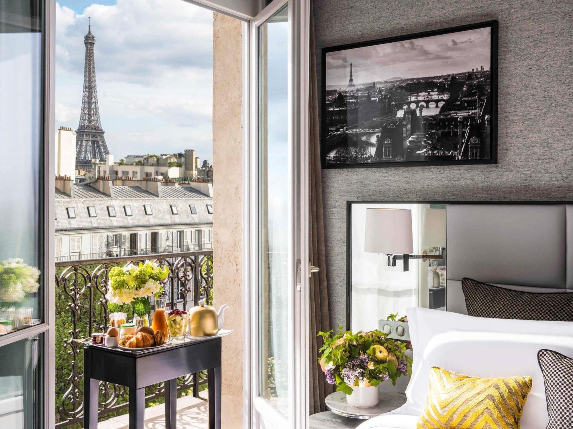 Luxuriöse Junior Suite mit Kingsize-Bett, Balkon und Blick auf den Eiffelturm