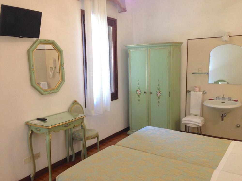 Doppel-/Zweibettzimmer mit privatem, externem Bad