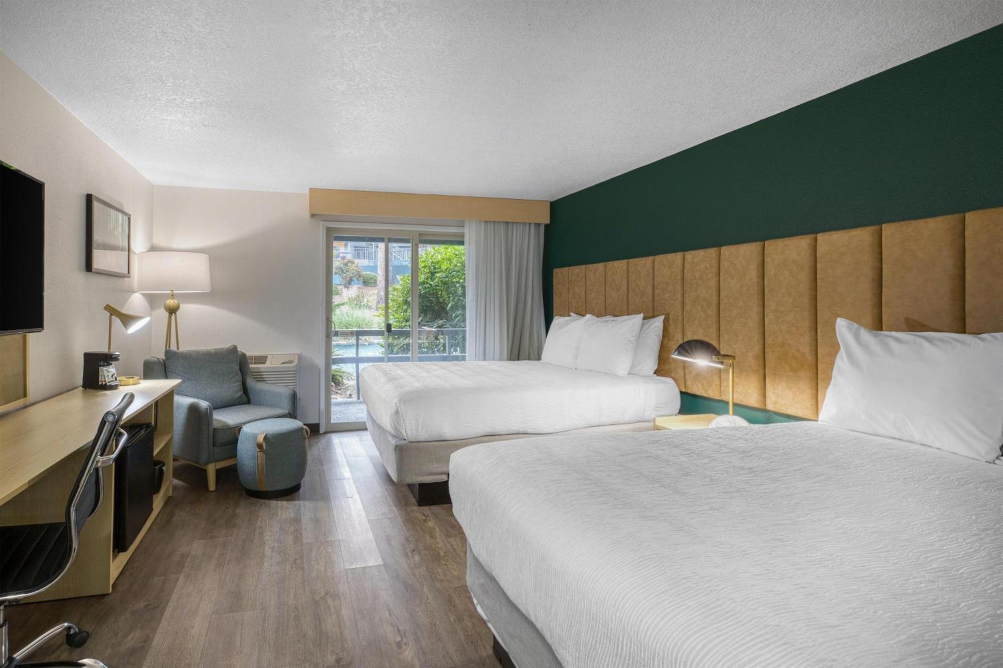 Queen Room with Two Queen Beds and Balcony - Courtyard View/Non-Smoking