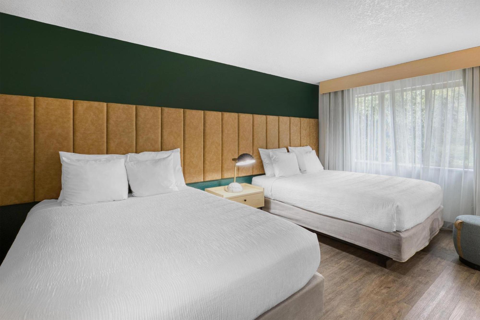 Zimmer mit 2 Queensize-Betten und ebenerdiger Dusche – barrierefrei, Nichtraucher