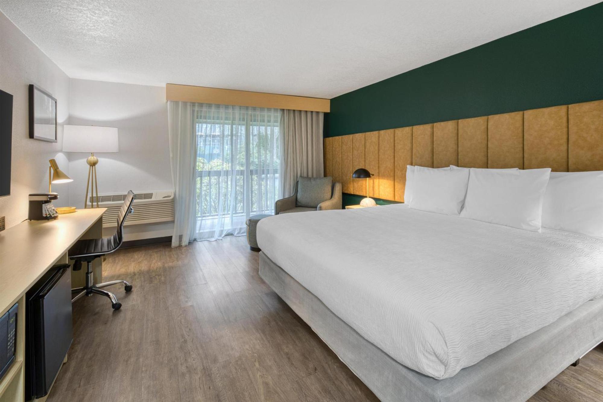 Zimmer mmit Kingsize-Bett und Balkon mit Blick auf den Innenhof - Nichtraucher