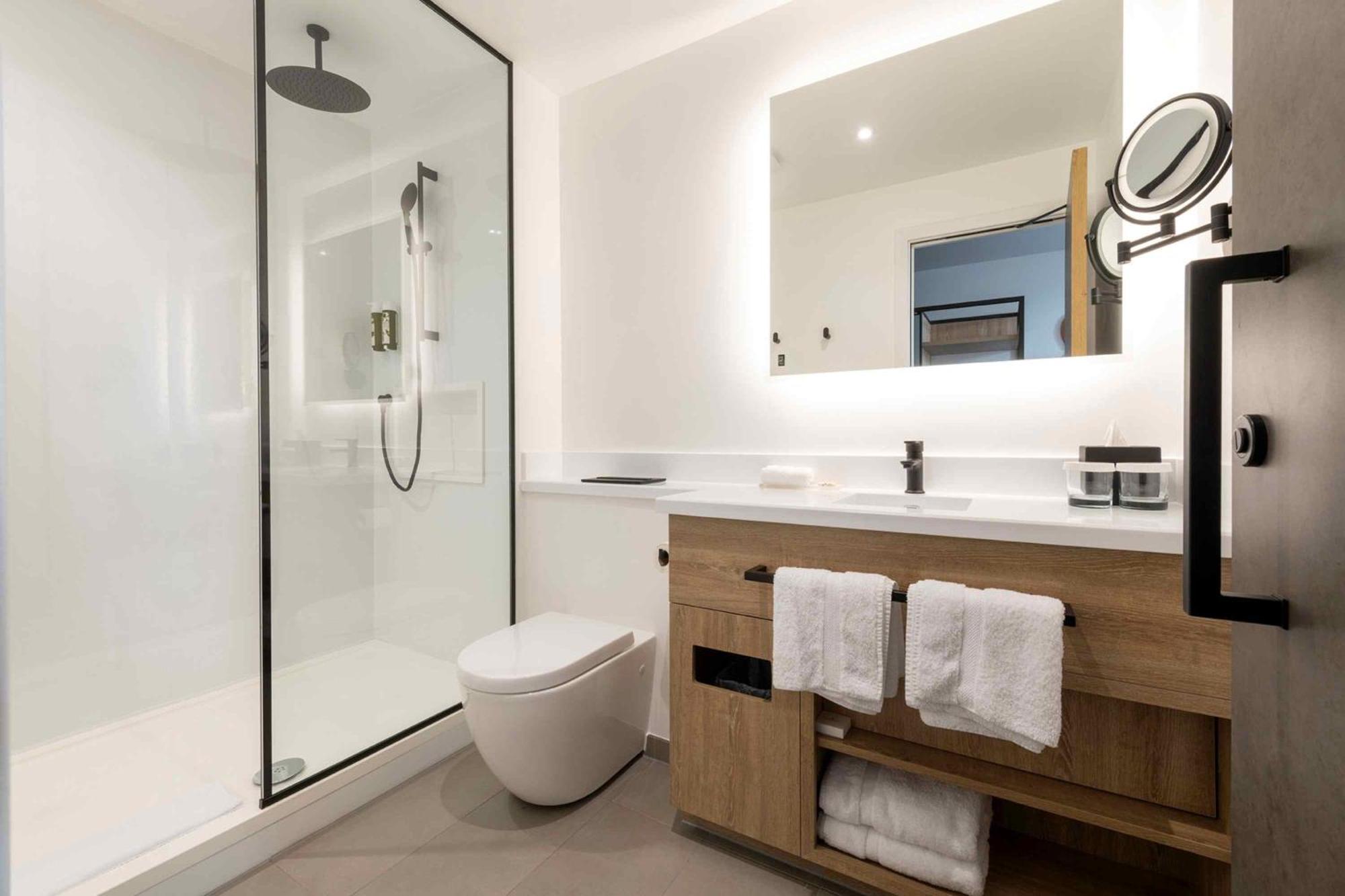 Zimmer mit Balkon, 1 Super-Kingsize-Bett, Stadtblick