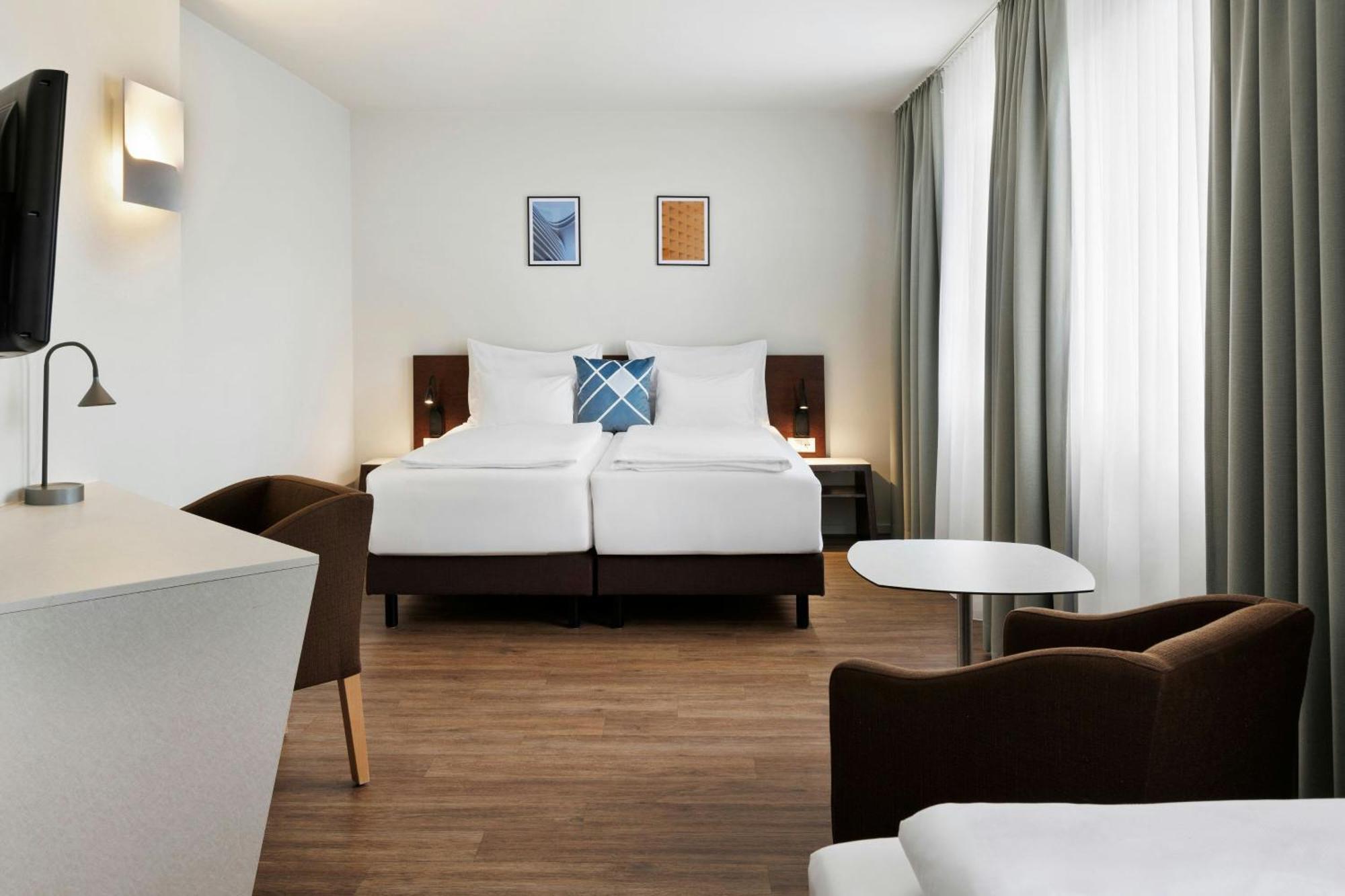 Großes Zweibett- Dreibettzimmer