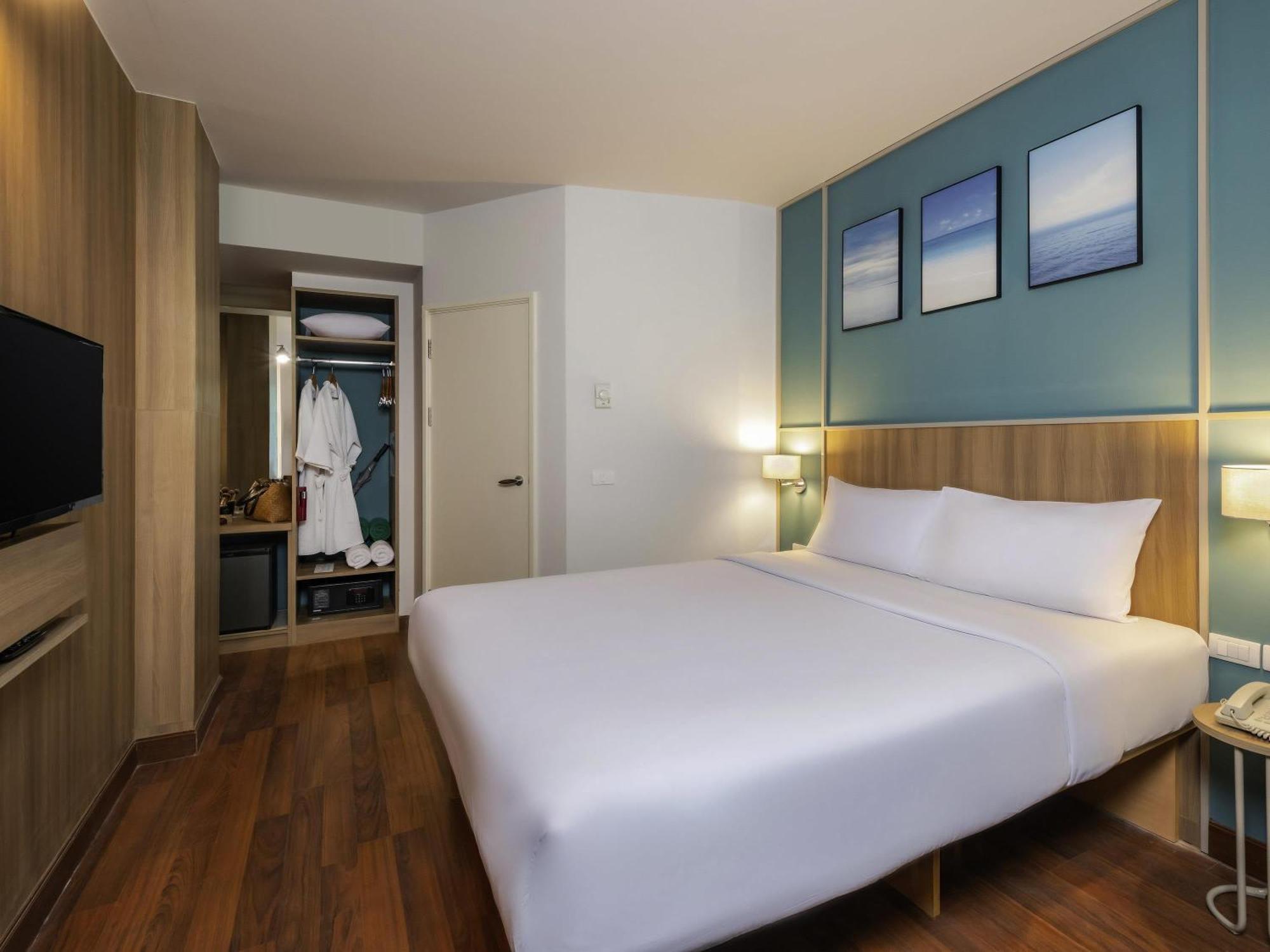 Familienzimmer mit Queensiz-Bett und Etagenbetten