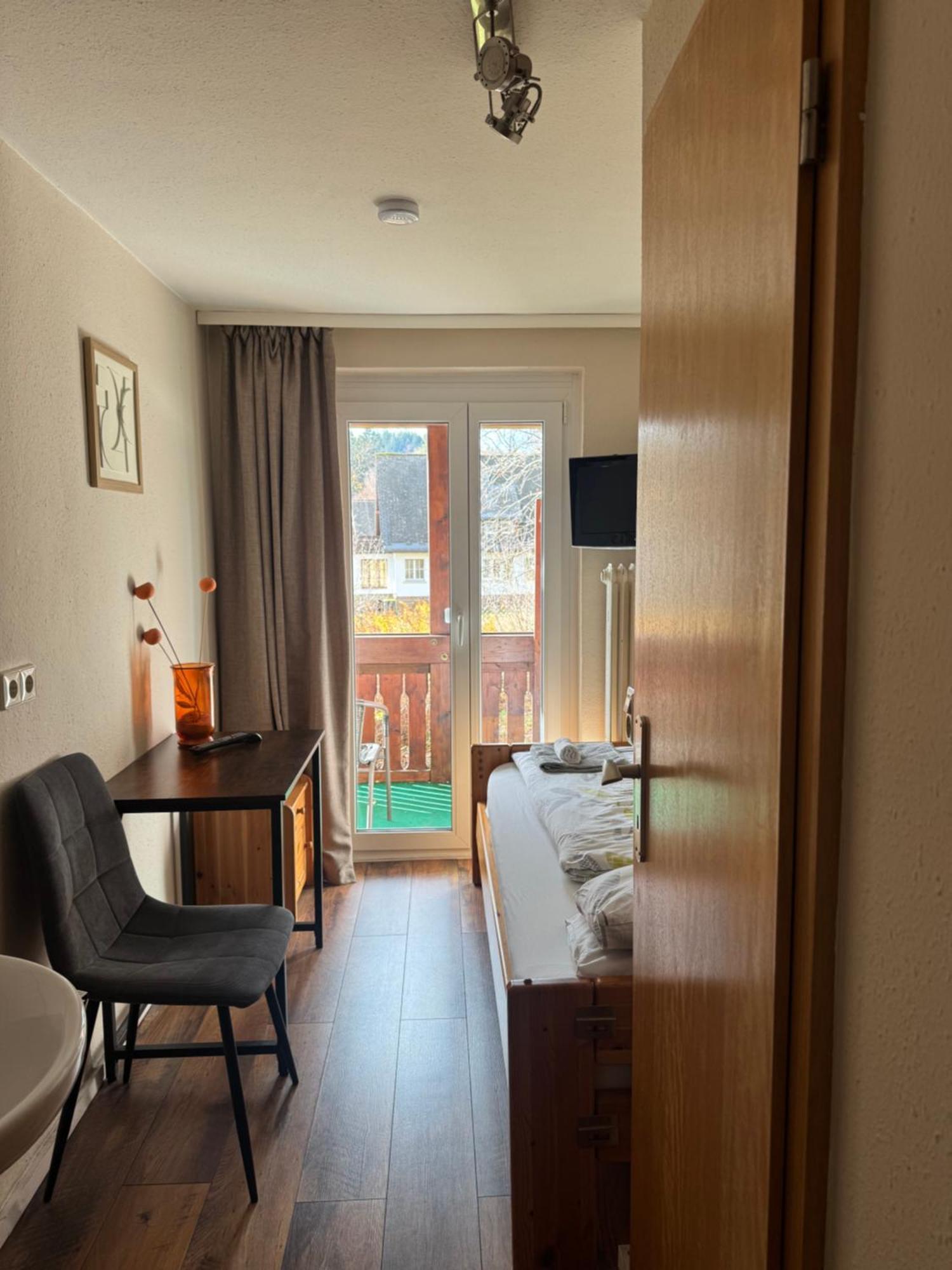 Einzelzimmer mit Balkon